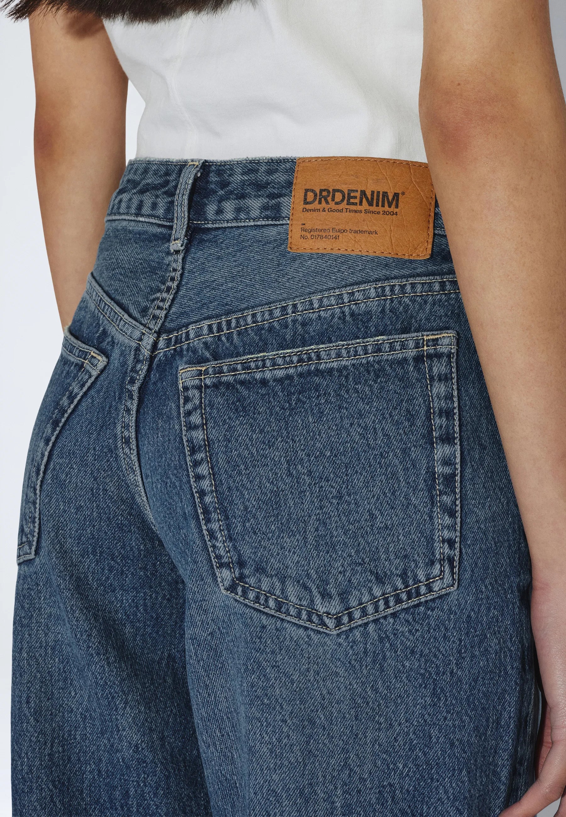 2610106M06_DrDenim_NikaMidStraight_DriftMidUsed_main_W5_2