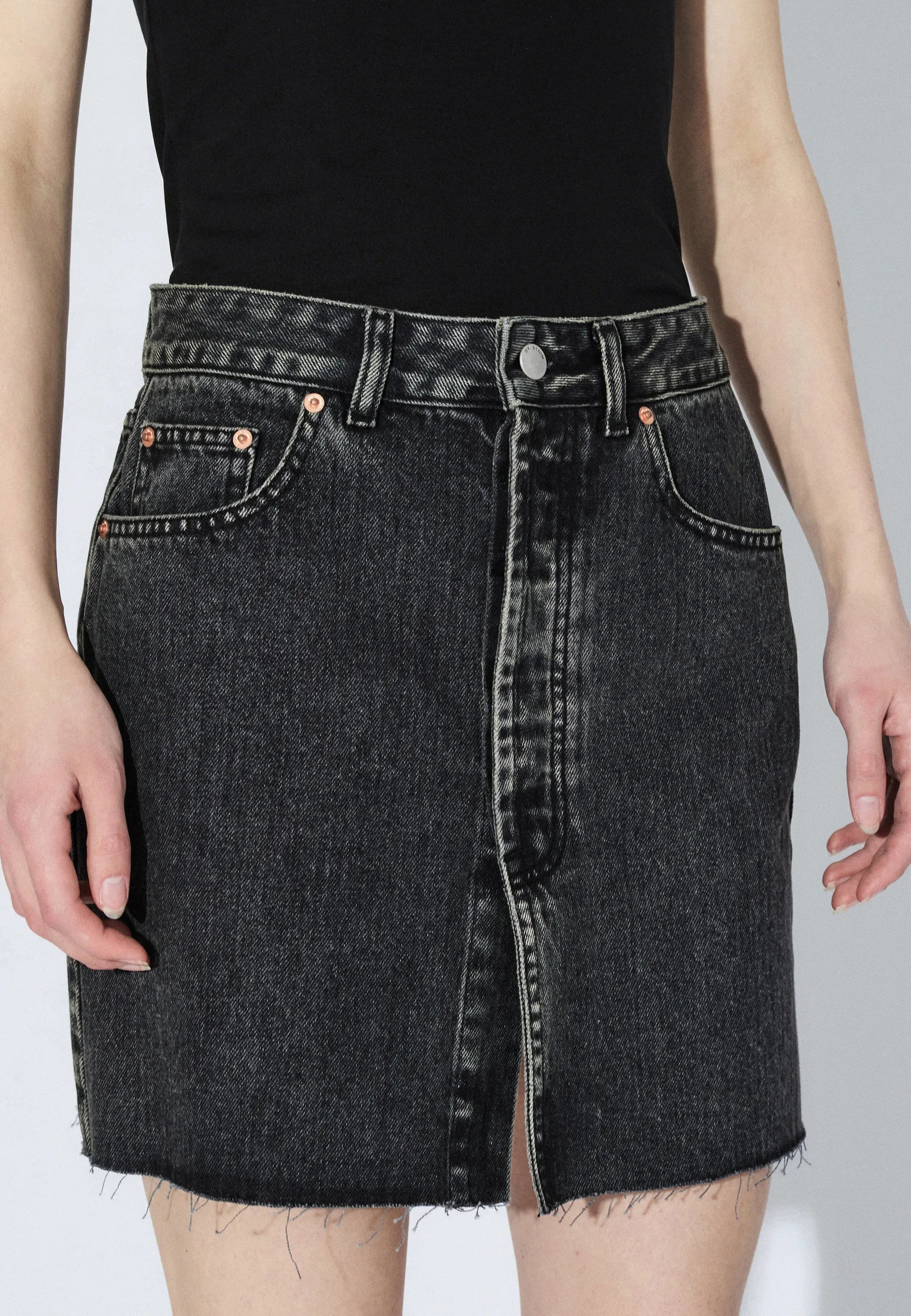 2610108V60_DrDenim_AraSkirt_AgedBlack_Main_W5_1
