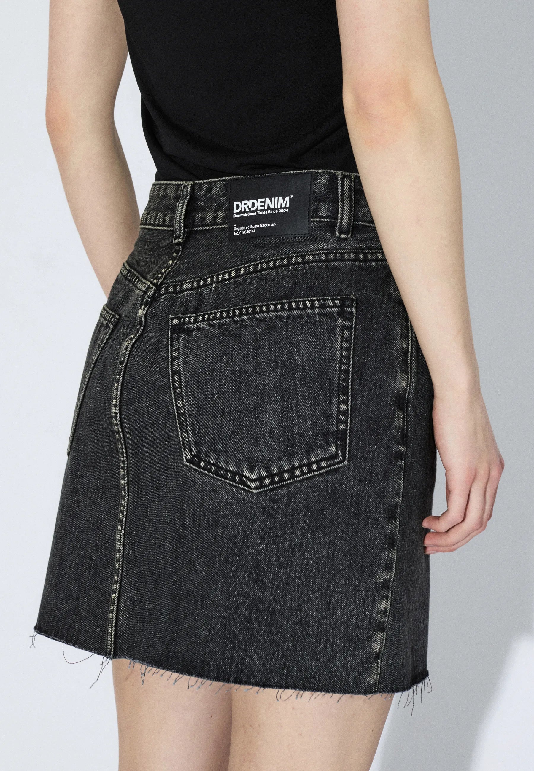 2610108V60_DrDenim_AraSkirt_AgedBlack_Main_W5_2