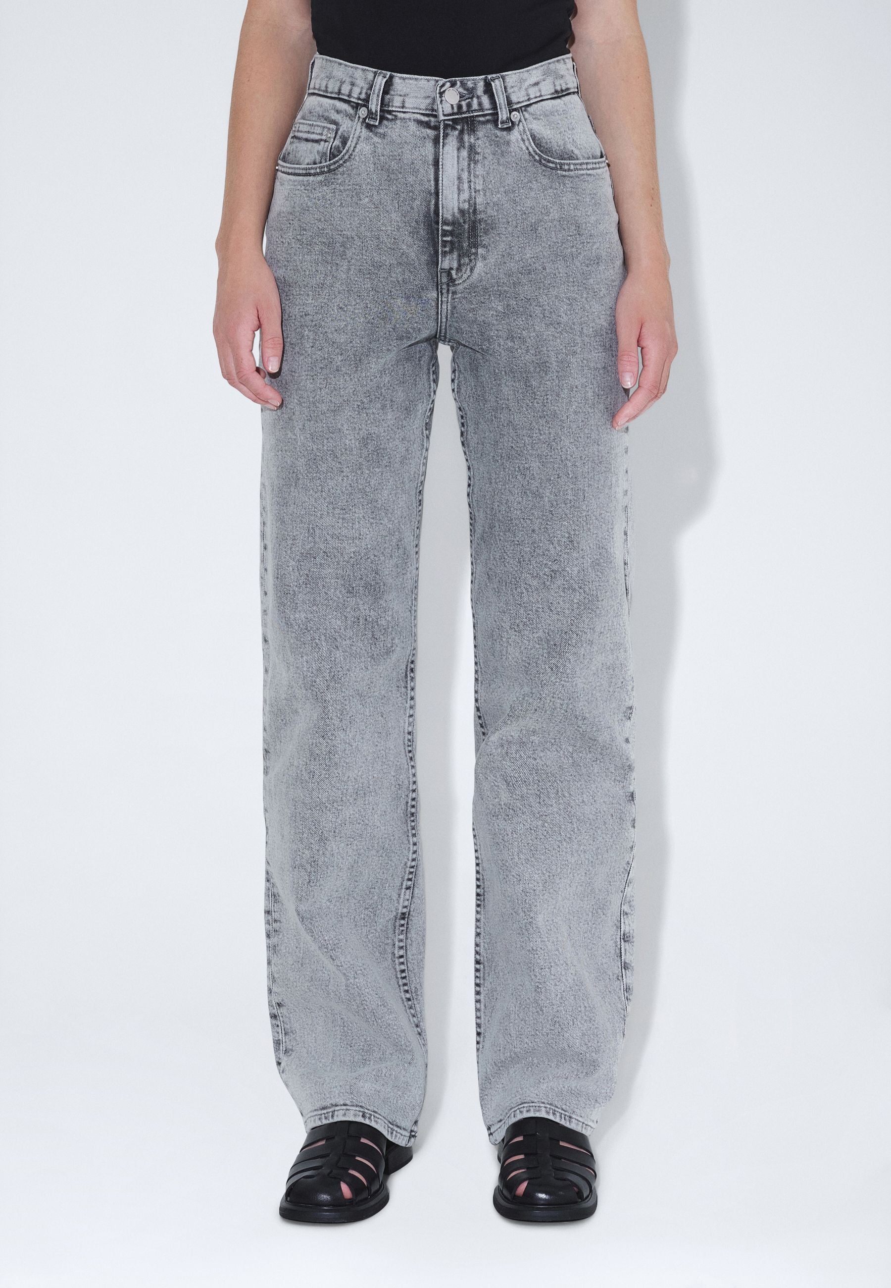2610111L63_DrDenim_EchohighStraight_TarAshGrey_Main_W3_1