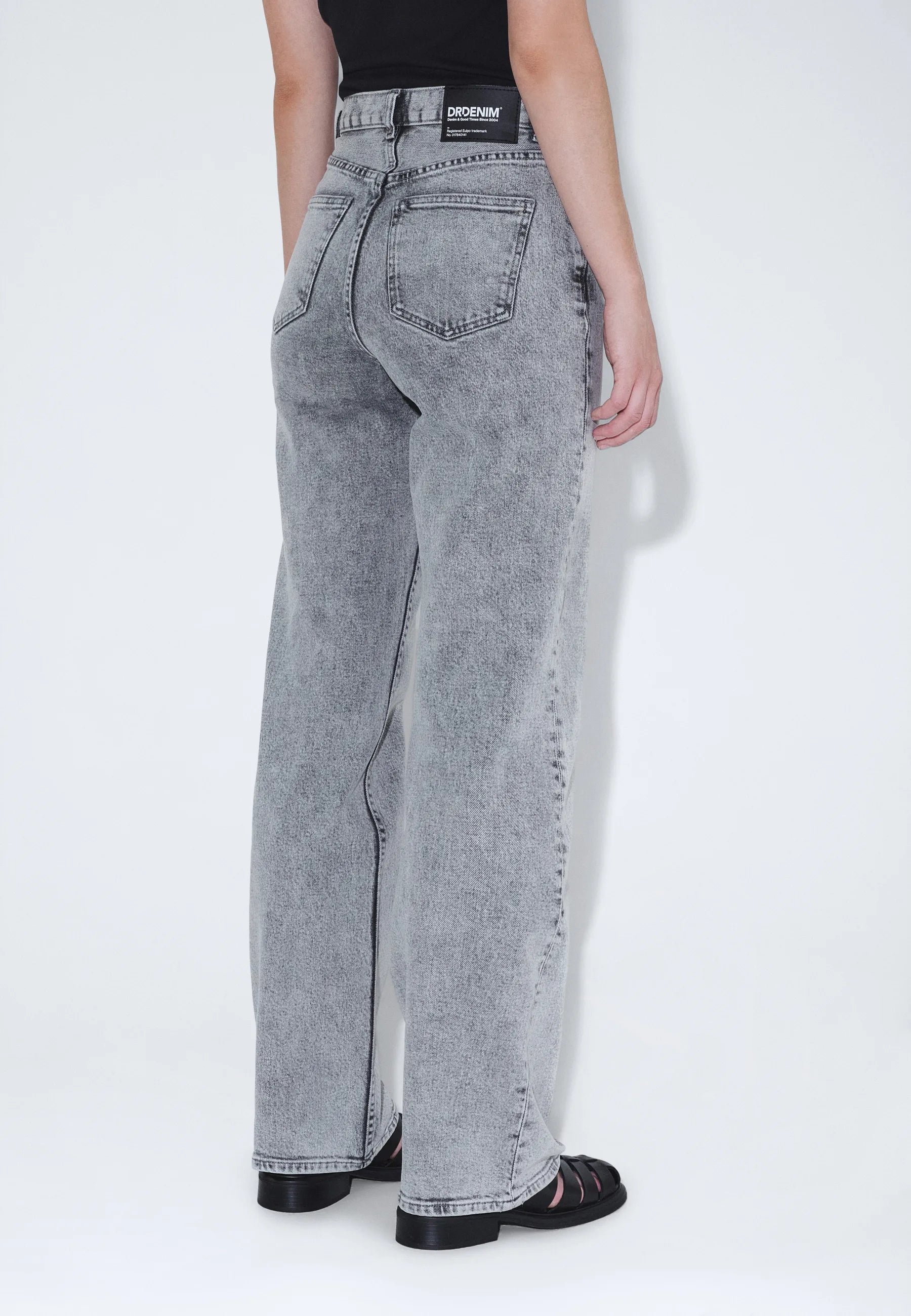 2610111L63_DrDenim_EchohighStraight_TarAshGrey_Main_W4_1