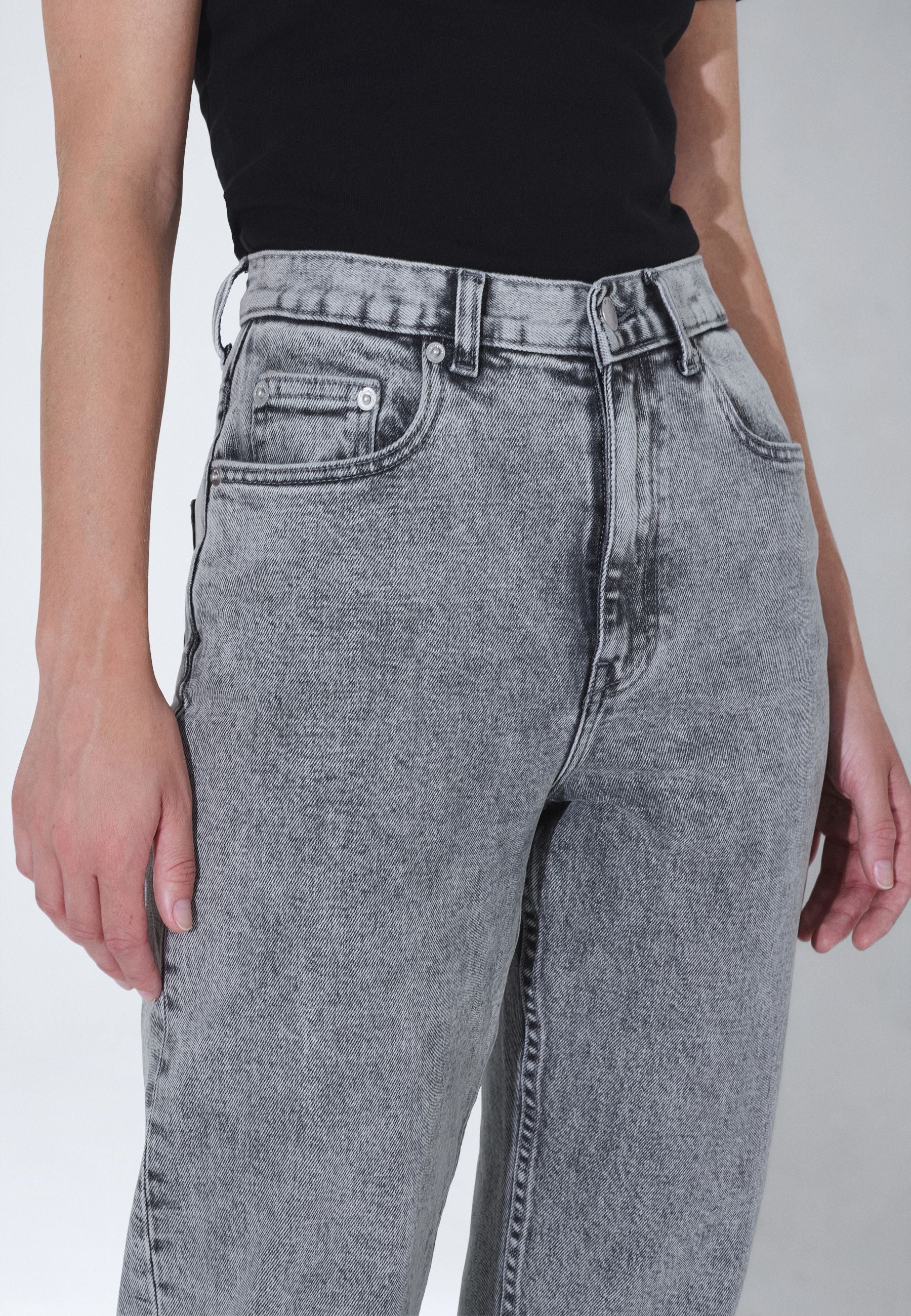 2610111L63_DrDenim_EchohighStraight_TarAshGrey_Main_W5_1