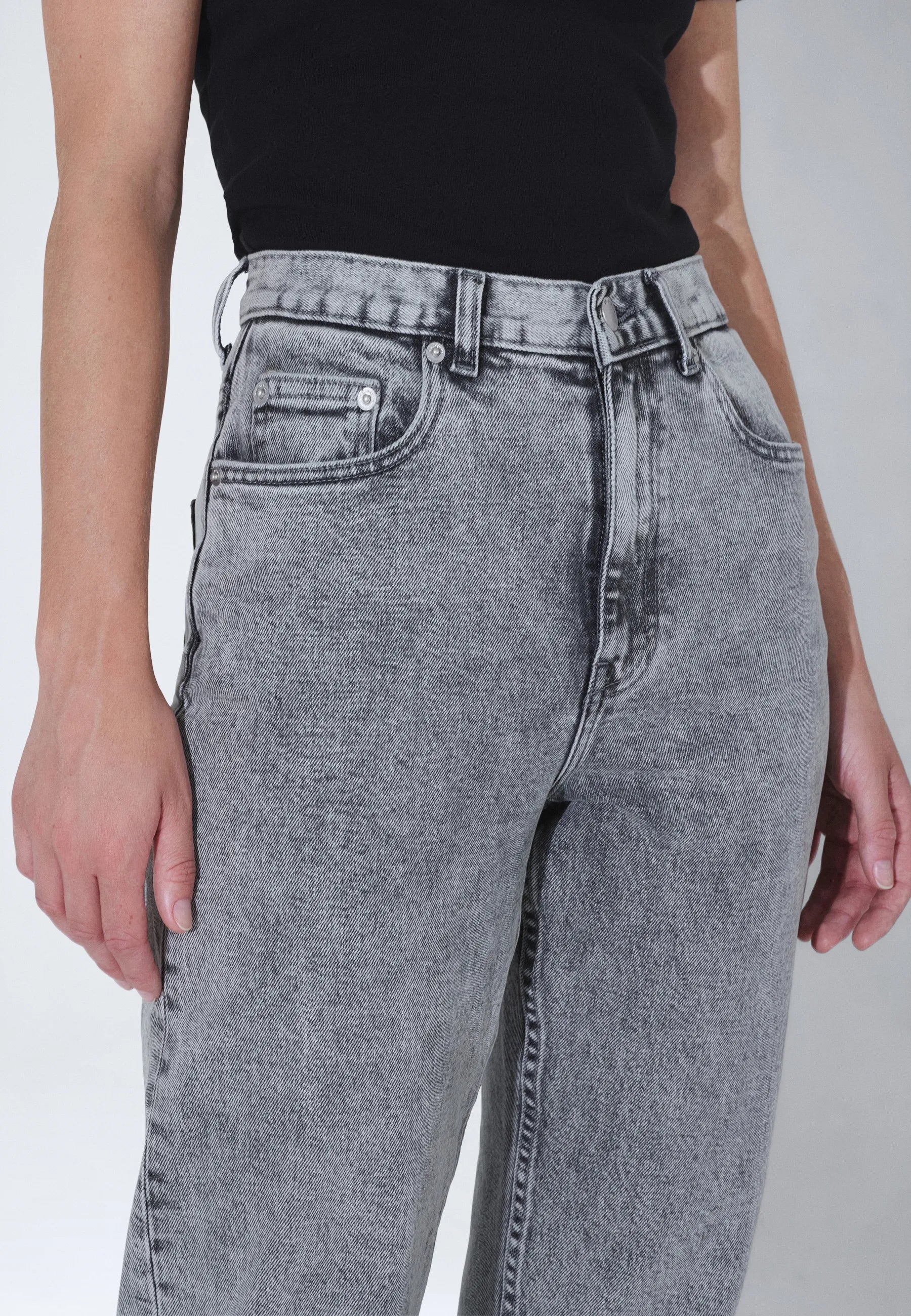 2610111L63_DrDenim_EchohighStraight_TarAshGrey_Main_W5_1