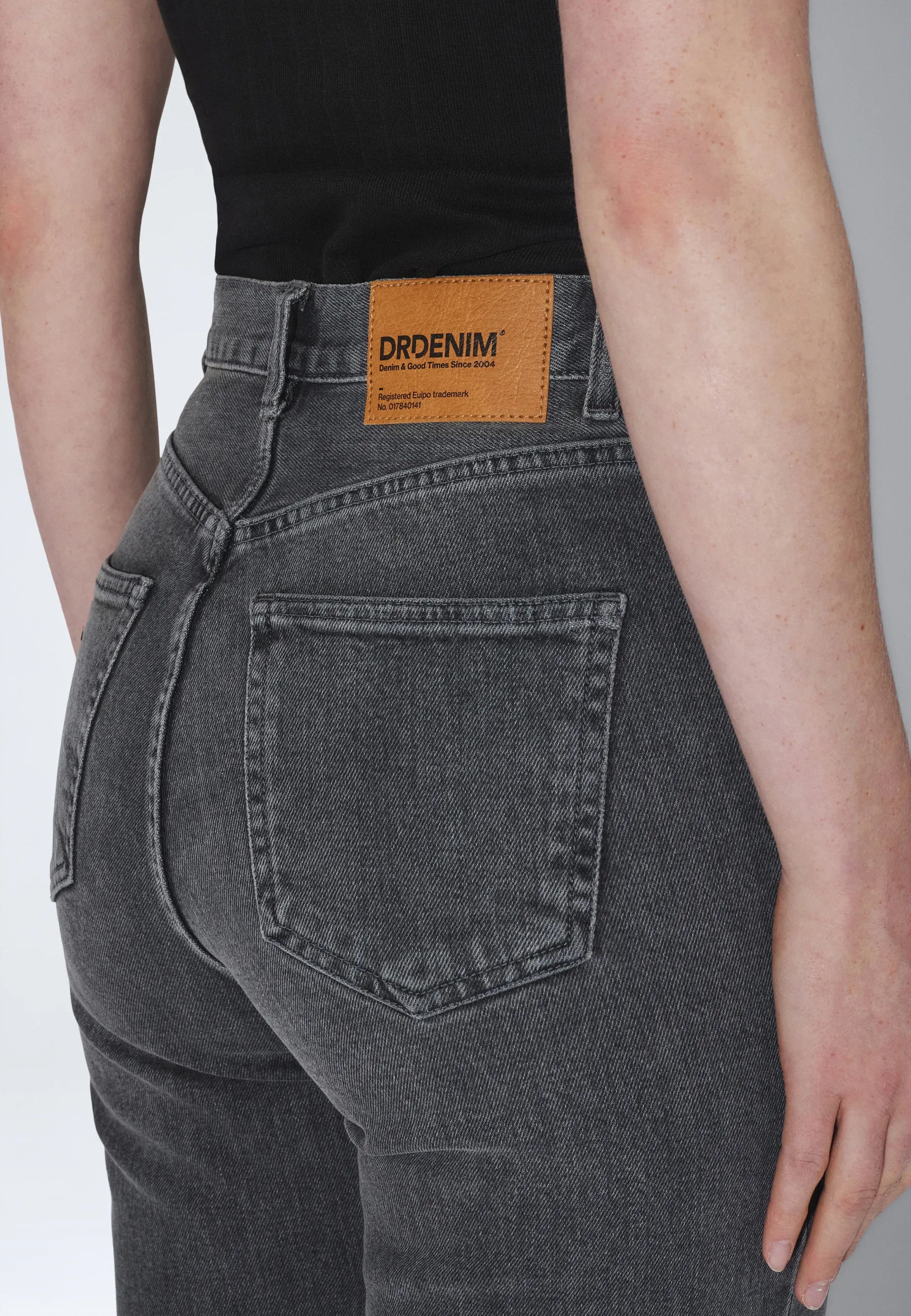2610111L66_DrDenim_EchoHighStraight_TarMidGreyUsed_main_W5_6