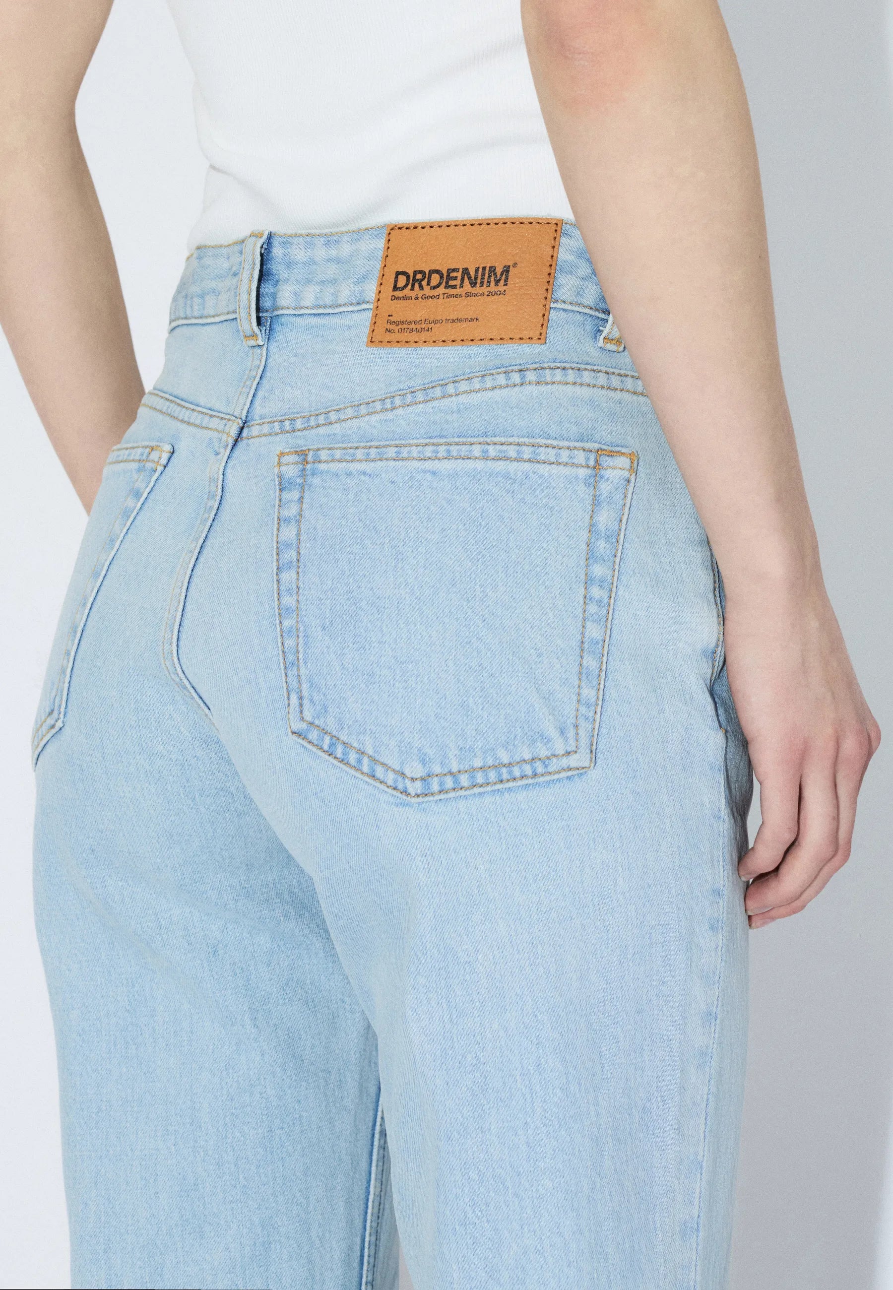 2610112L39_DrDenim_ElbaMidBootcut_BayLightUsed_Main_W5_2