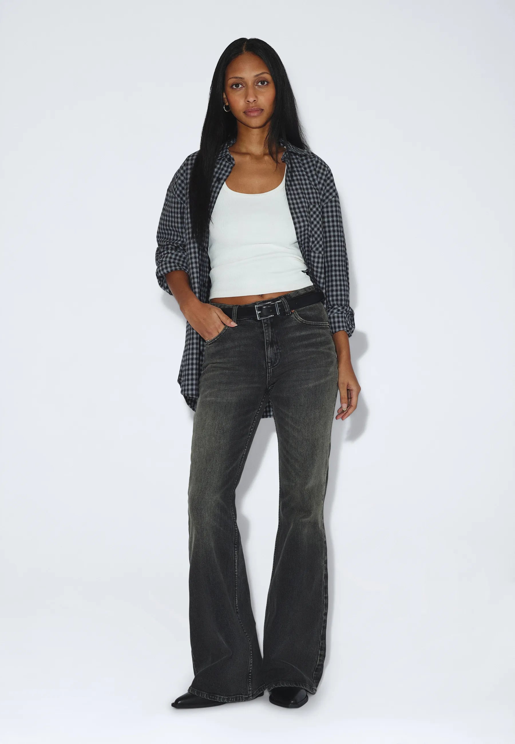 2610112L76_DrDenim_ElbaMidBootcut_TarAgedBlackUsed_main_W1_2