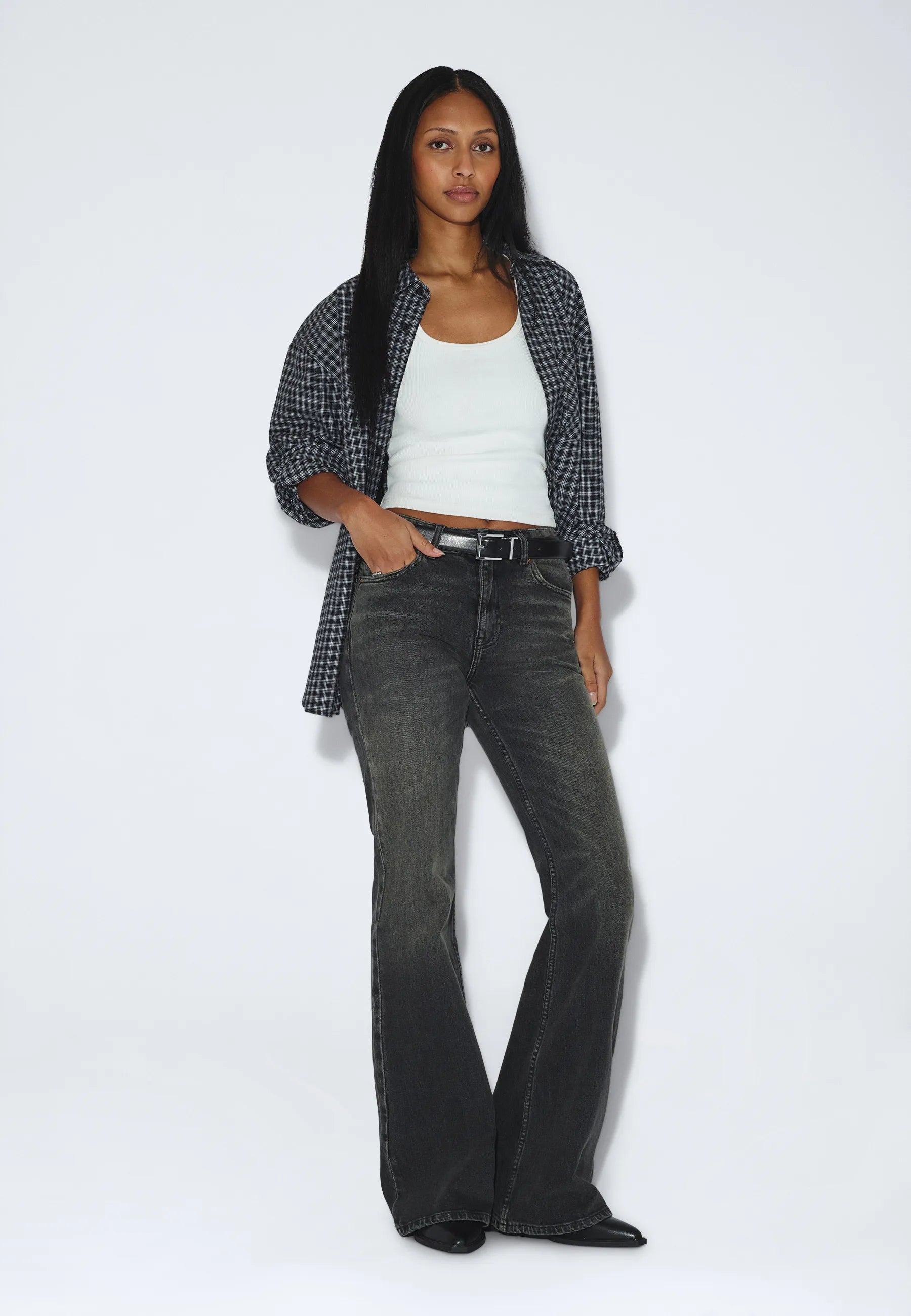 2610112L76_DrDenim_ElbaMidBootcut_TarAgedBlackUsed_main_W1_3