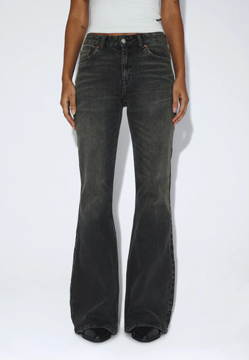 2610112L76_DrDenim_ElbaMidBootcut_TarAgedBlackUsed_main_W3_1