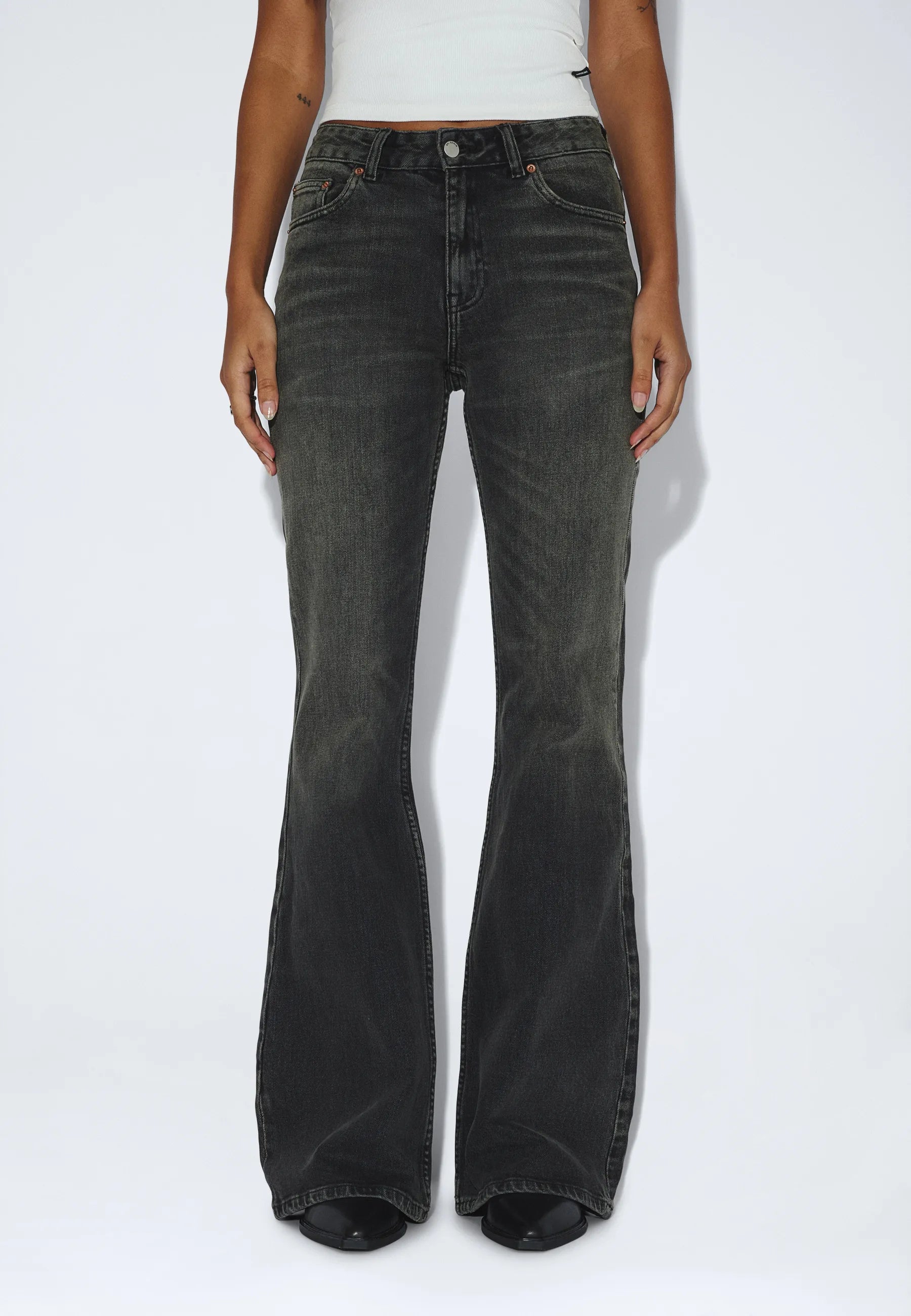 2610112L76_DrDenim_ElbaMidBootcut_TarAgedBlackUsed_main_W3_1