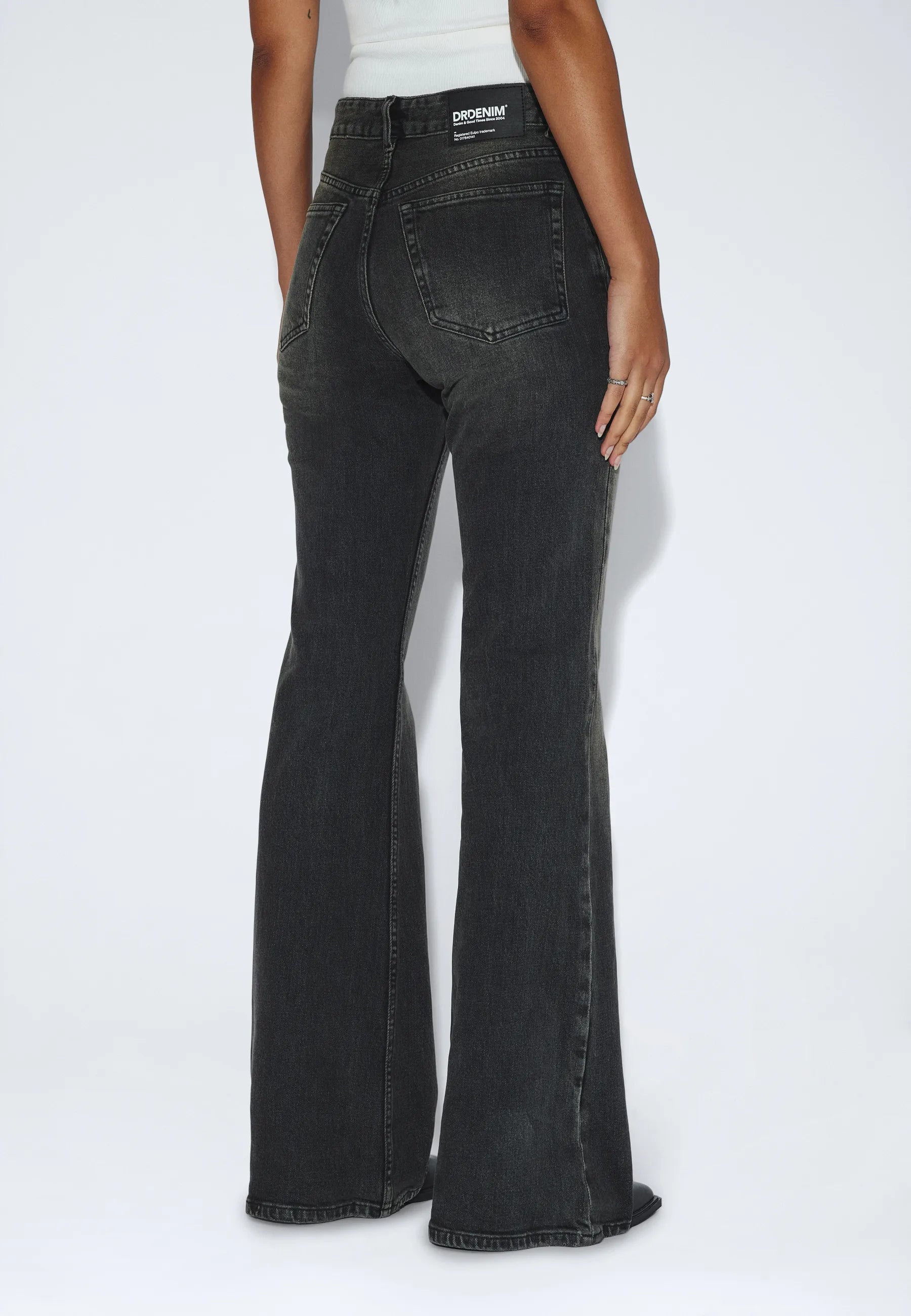 2610112L76_DrDenim_ElbaMidBootcut_TarAgedBlackUsed_main_W4_1