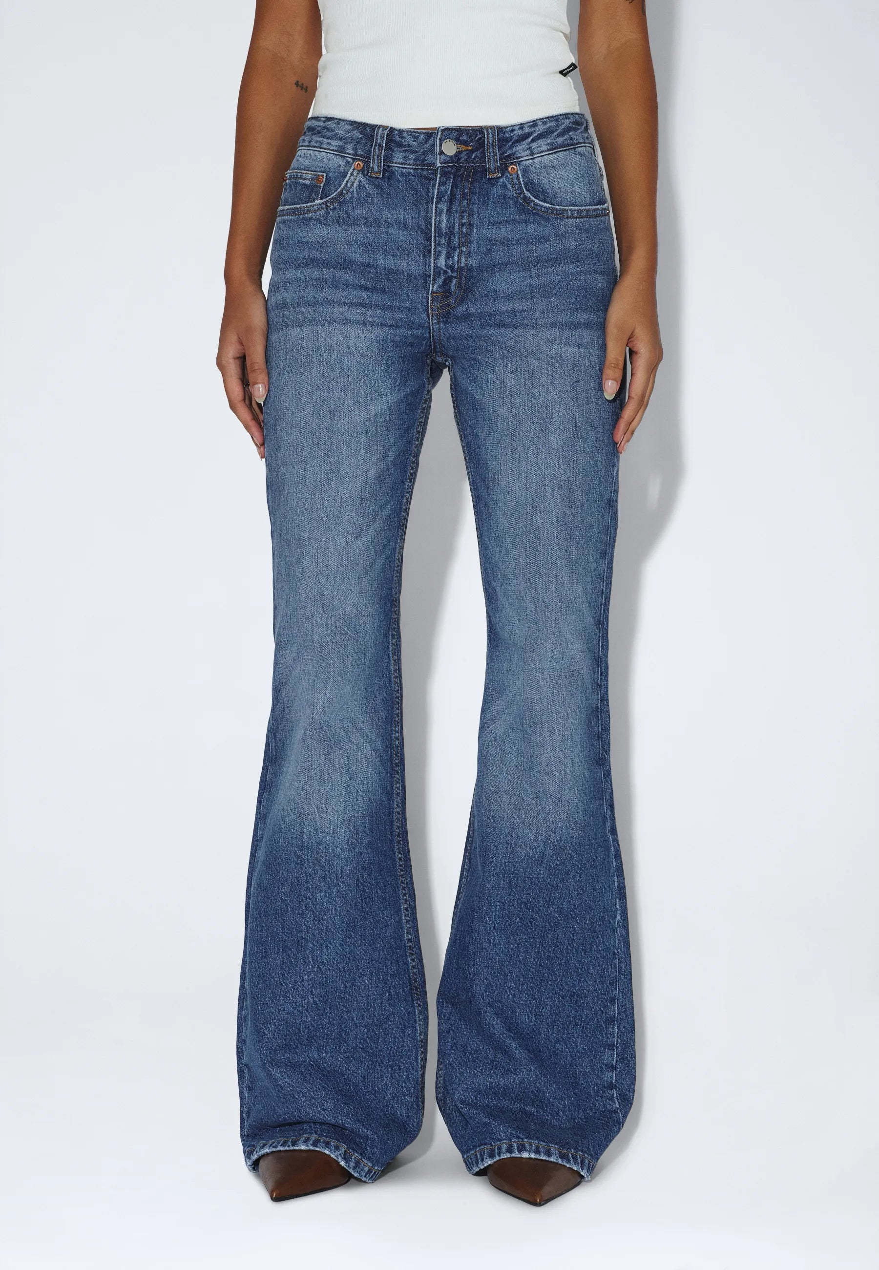 2610112L79_DrDenim_ElbaMidBootcut_BayMidFadeWorn_main_W3_1