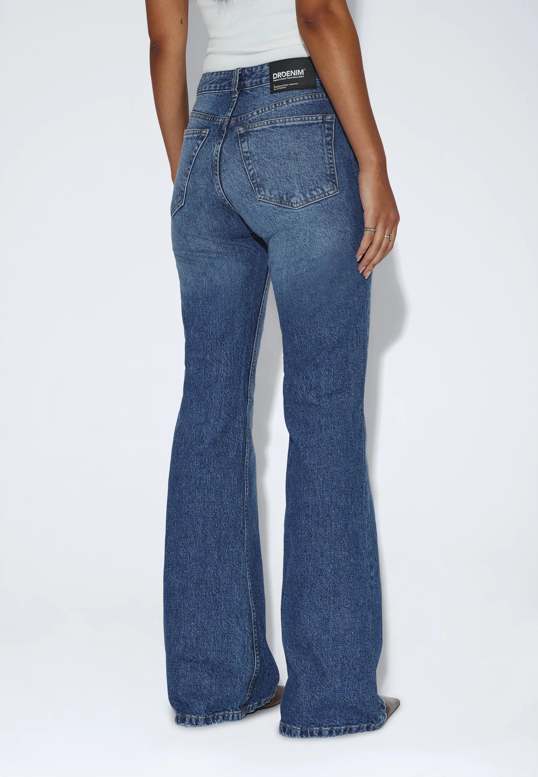 2610112L79_DrDenim_ElbaMidBootcut_BayMidFadeWorn_main_W4_1