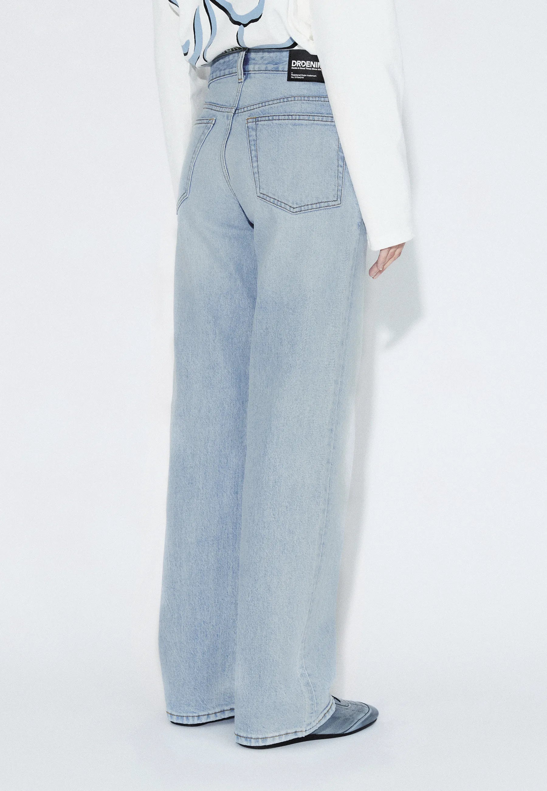 2610113L55_DrDenim_AddyMidStraight_BayLightUsedVintage_Main_W4_1