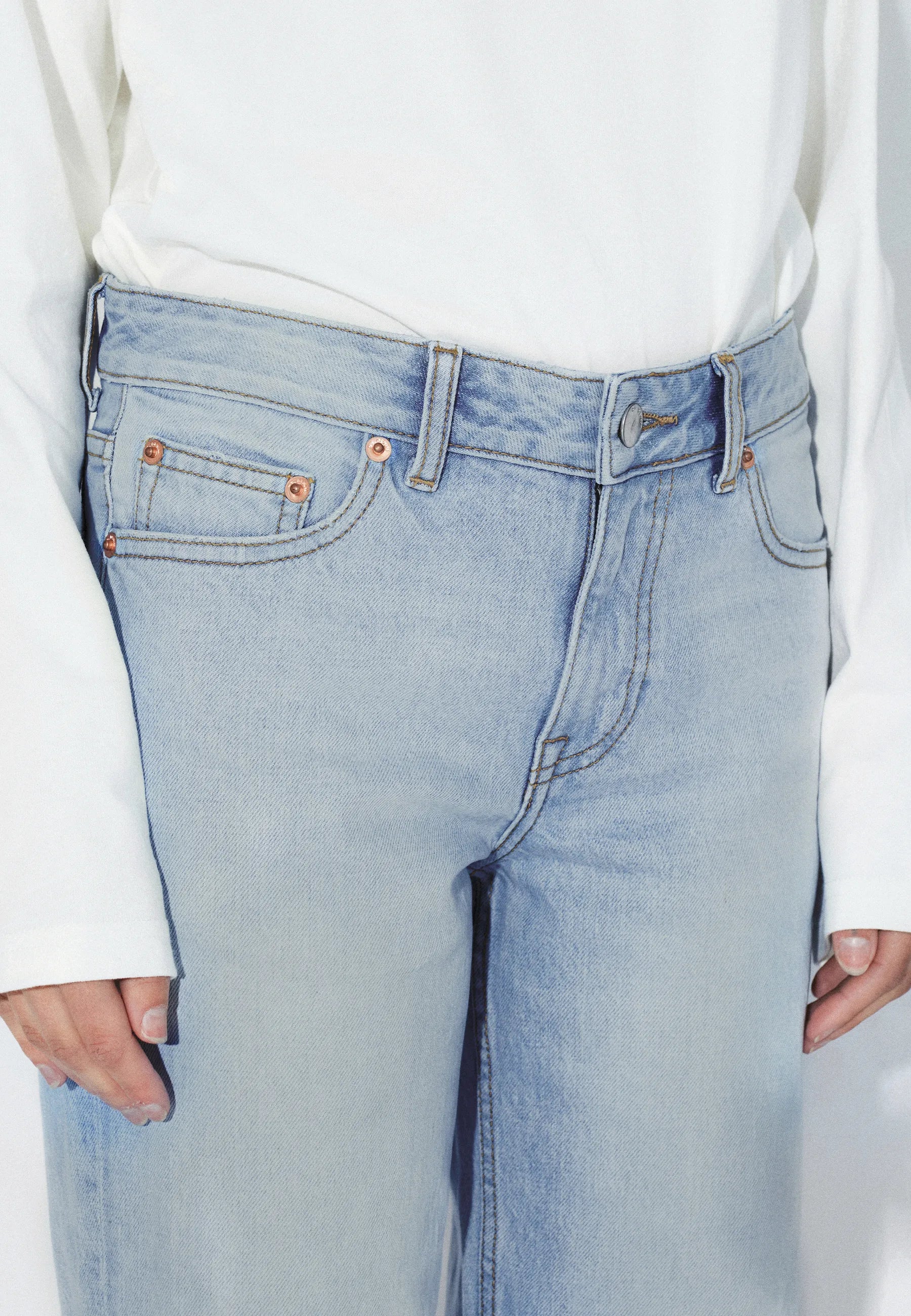 2610113L55_DrDenim_AddyMidStraight_BayLightUsedVintage_Main_W5_1