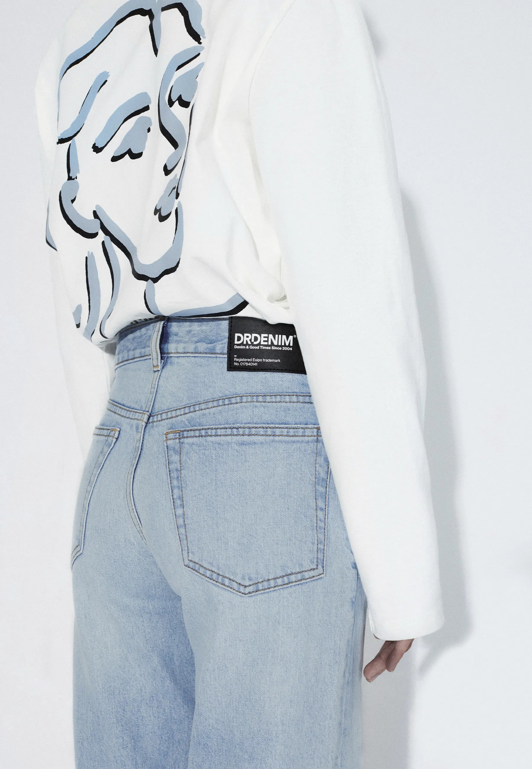 2610113L55_DrDenim_AddyMidStraight_BayLightUsedVintage_Main_W5_2