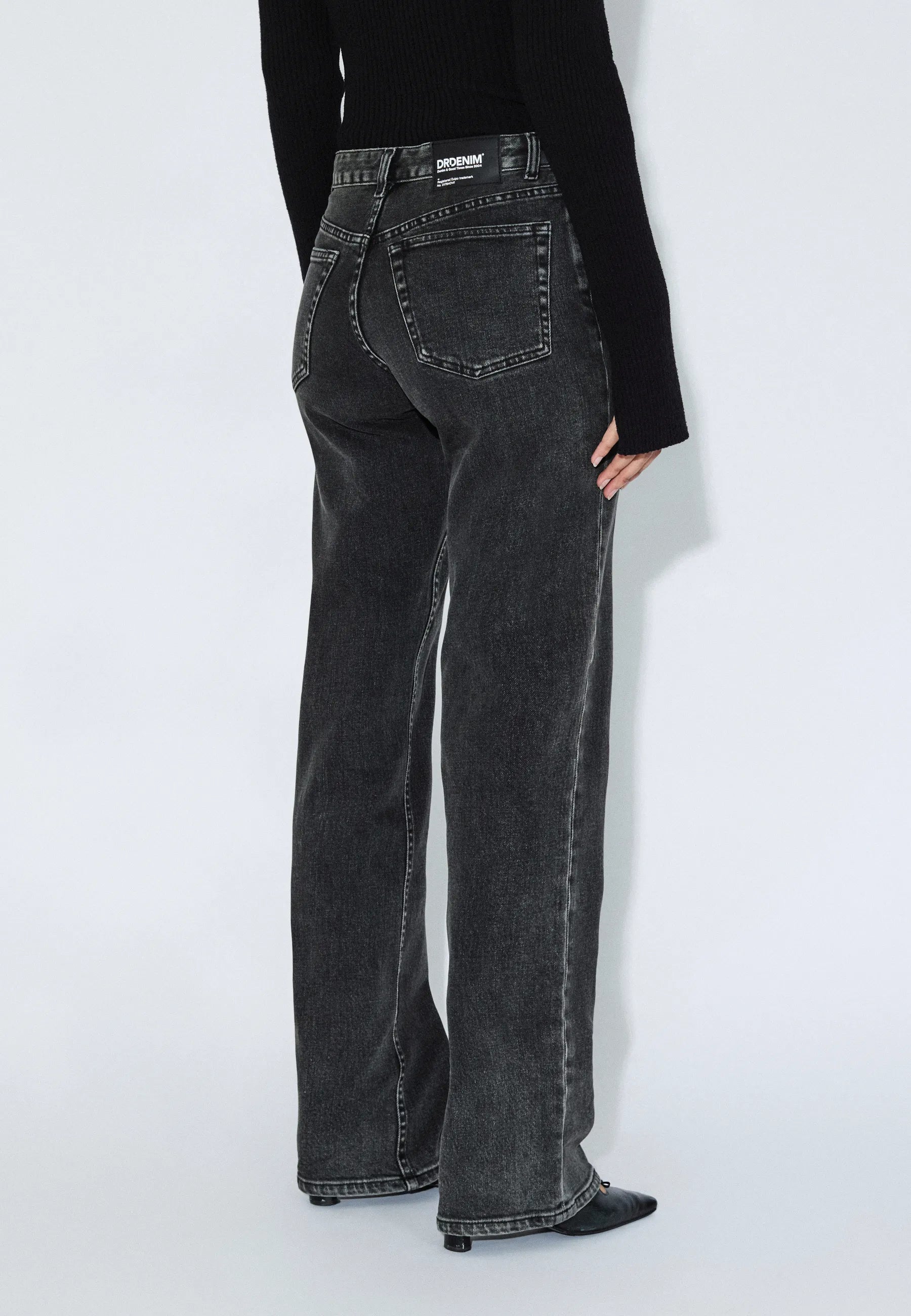 2610113L62_DrDenim_AddyMidStraight_TarAgedBlack_Main_W4_1