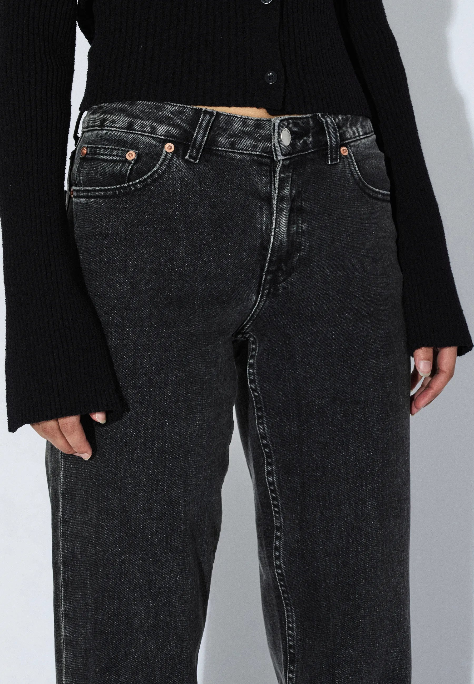 2610113L62_DrDenim_AddyMidStraight_TarAgedBlack_Main_W5_1