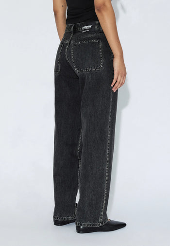 2610114V60_DrDenim_NikaMidStraightWorker_AgedBlack_Main_W4_1