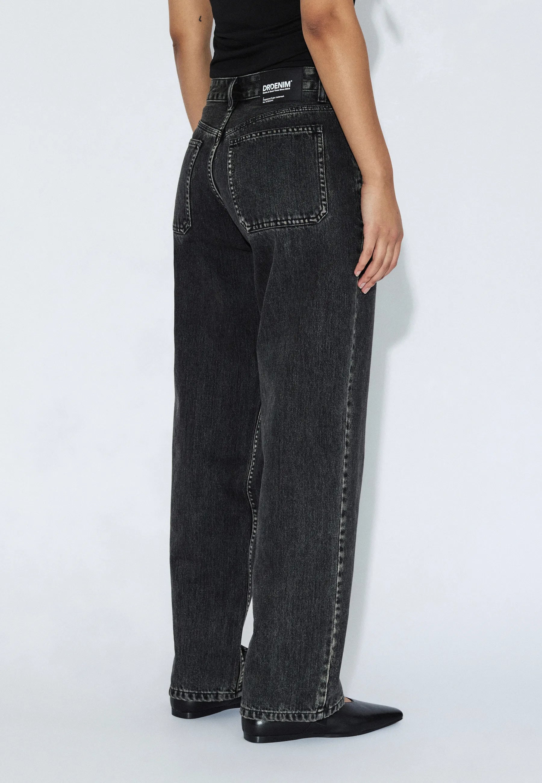 2610114V60_DrDenim_NikaMidStraightWorker_AgedBlack_Main_W4_1