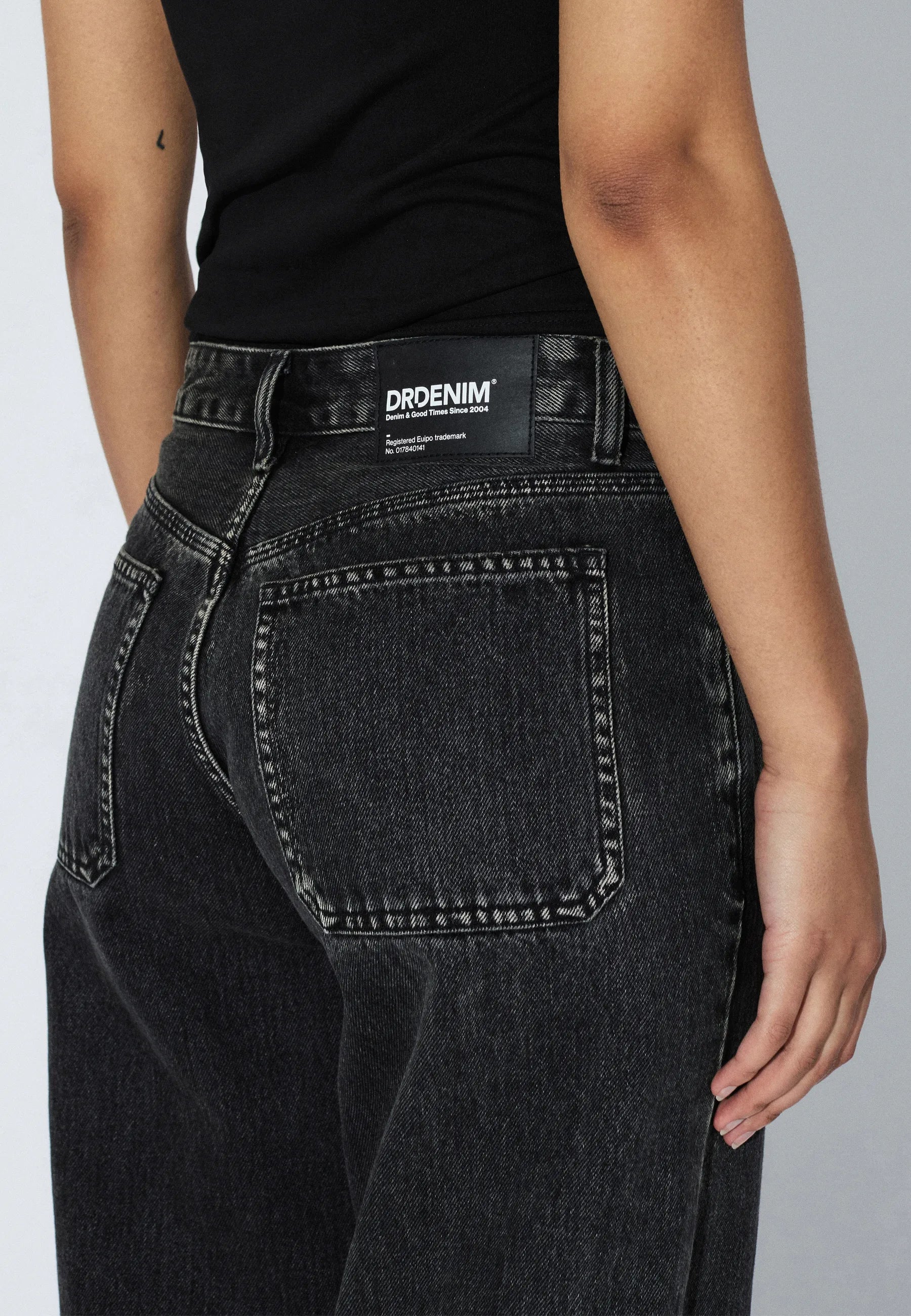 2610114V60_DrDenim_NikaMidStraightWorker_AgedBlack_Main_W5_2