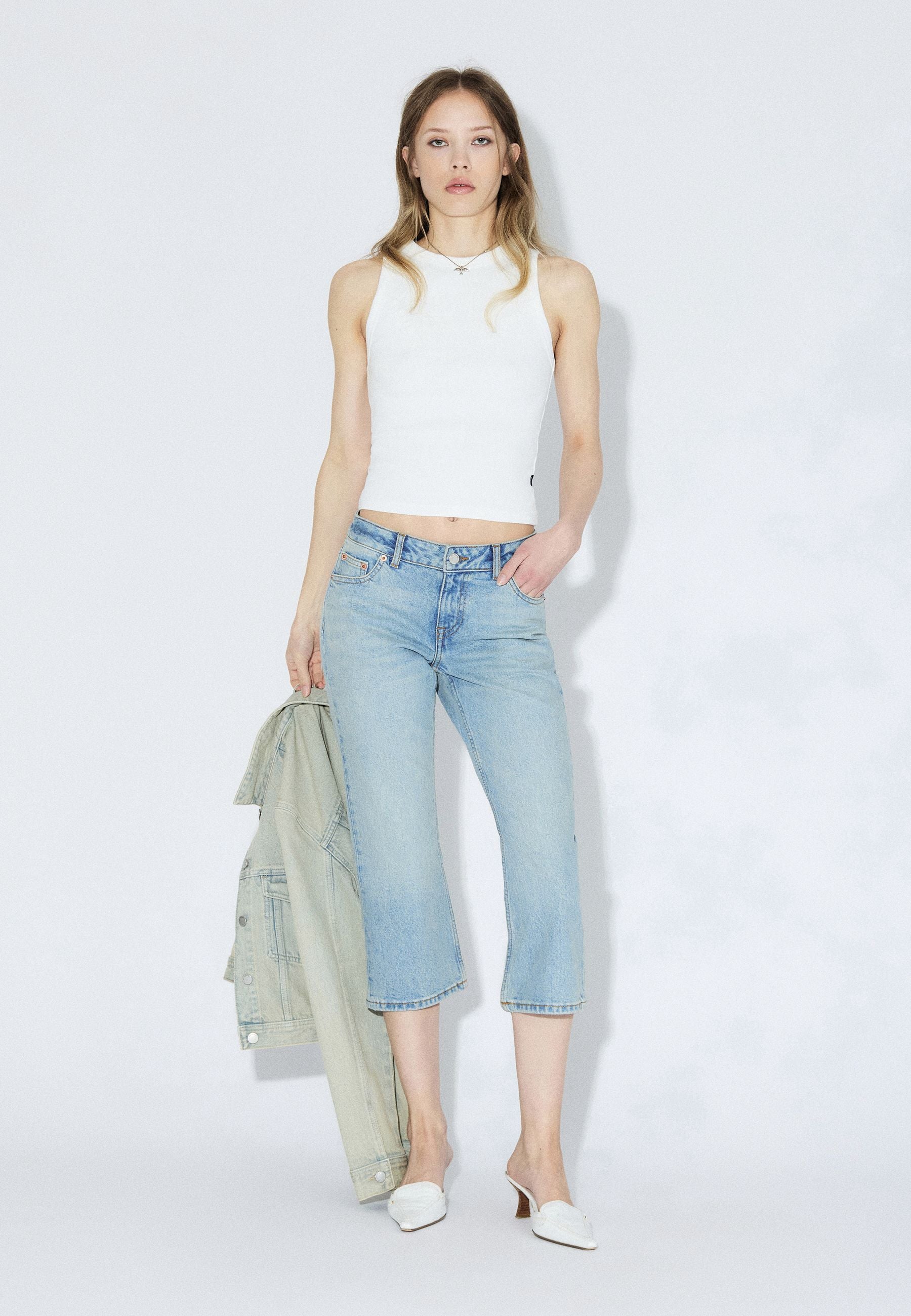 2610116L55_DrDenim_KayaLowCapri_BayLightUsedVintage_Main_W1_2