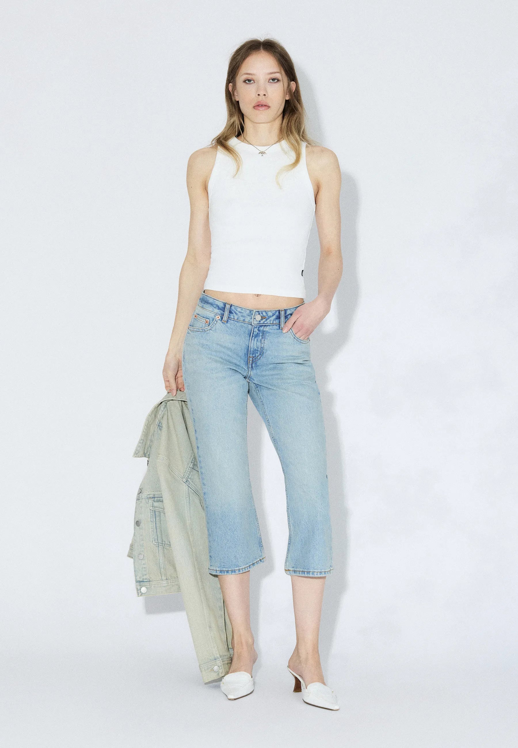 2610116L55_DrDenim_KayaLowCapri_BayLightUsedVintage_Main_W1_2