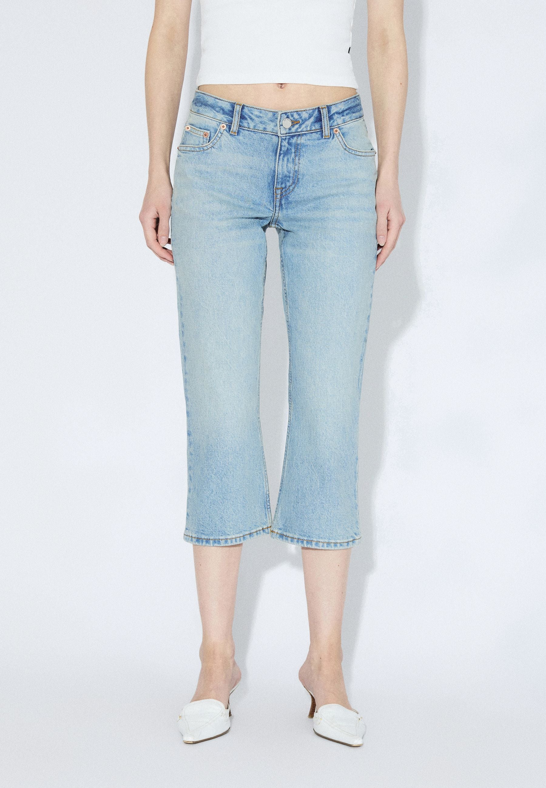 2610116L55_DrDenim_KayaLowCapri_BayLightUsedVintage_Main_W3_1