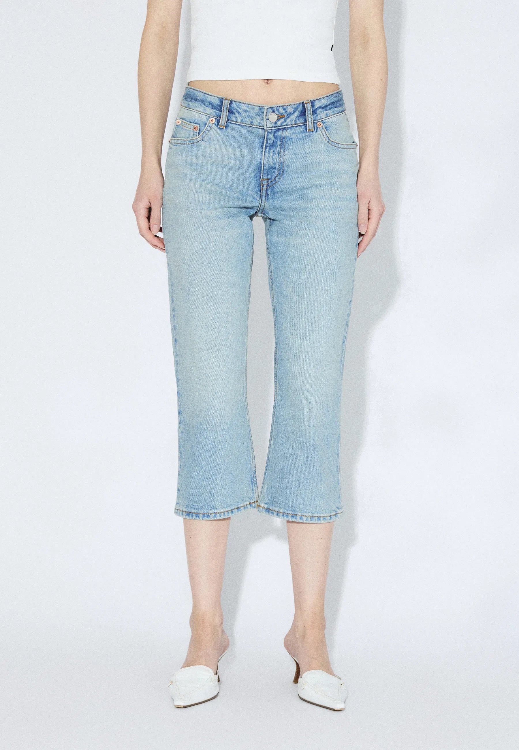 2610116L55_DrDenim_KayaLowCapri_BayLightUsedVintage_Main_W3_1