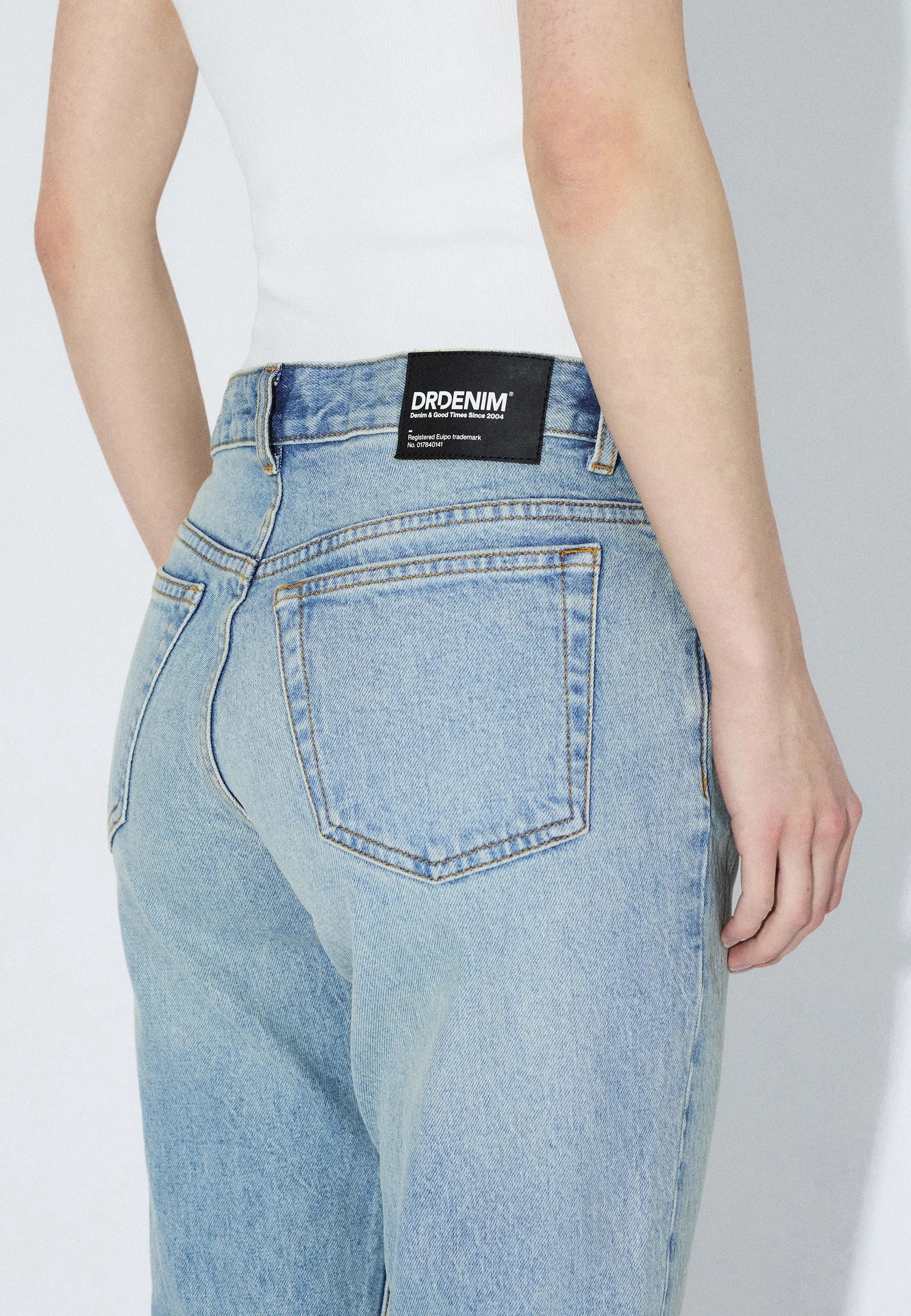 2610116L55_DrDenim_KayaLowCapri_BayLightUsedVintage_Main_W5_2