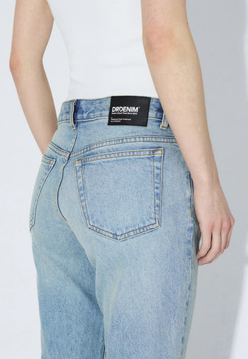 2610116L55_DrDenim_KayaLowCapri_BayLightUsedVintage_Main_W5_2