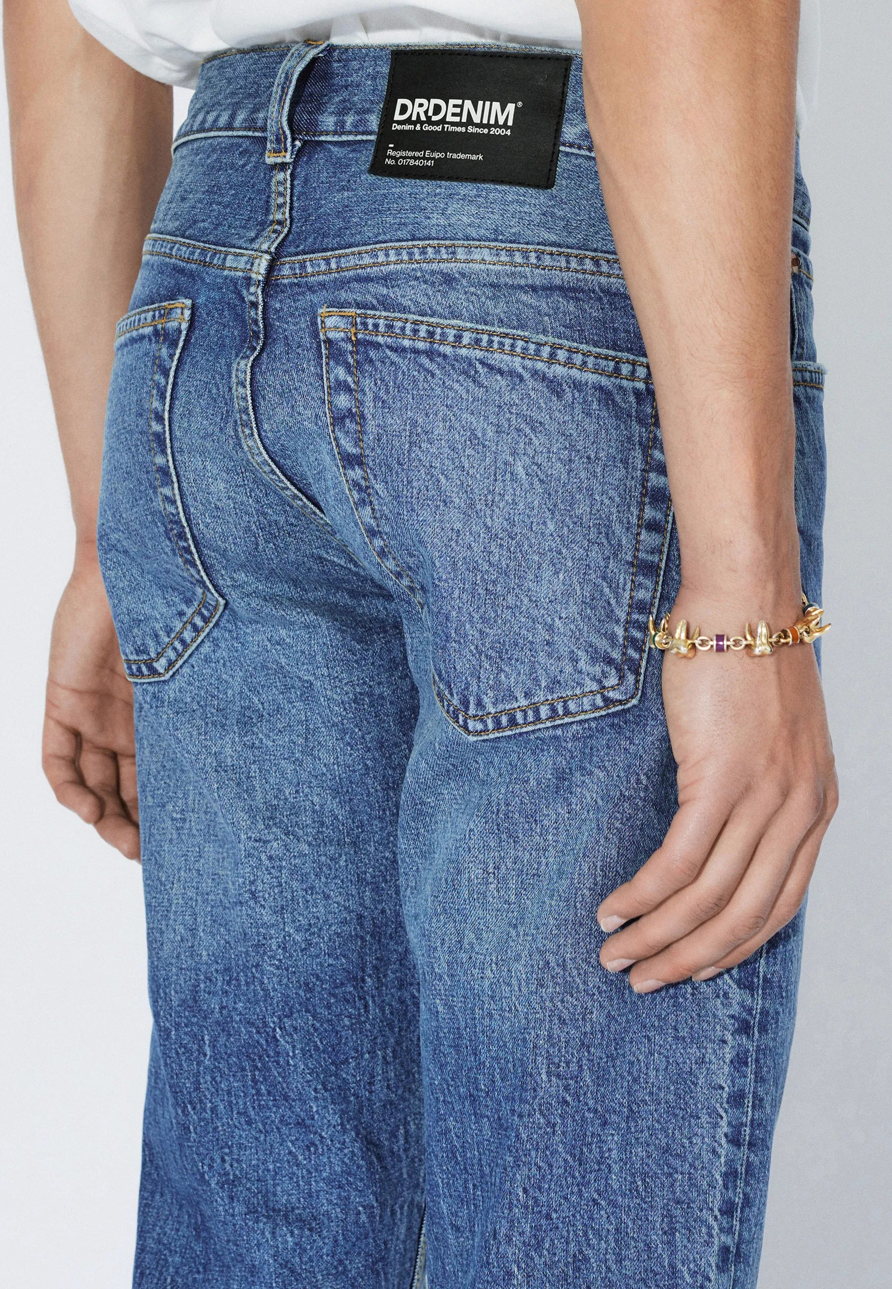 2610117L44_DrDenim_PypeSlim_BayMidUsed_Main_M5_2