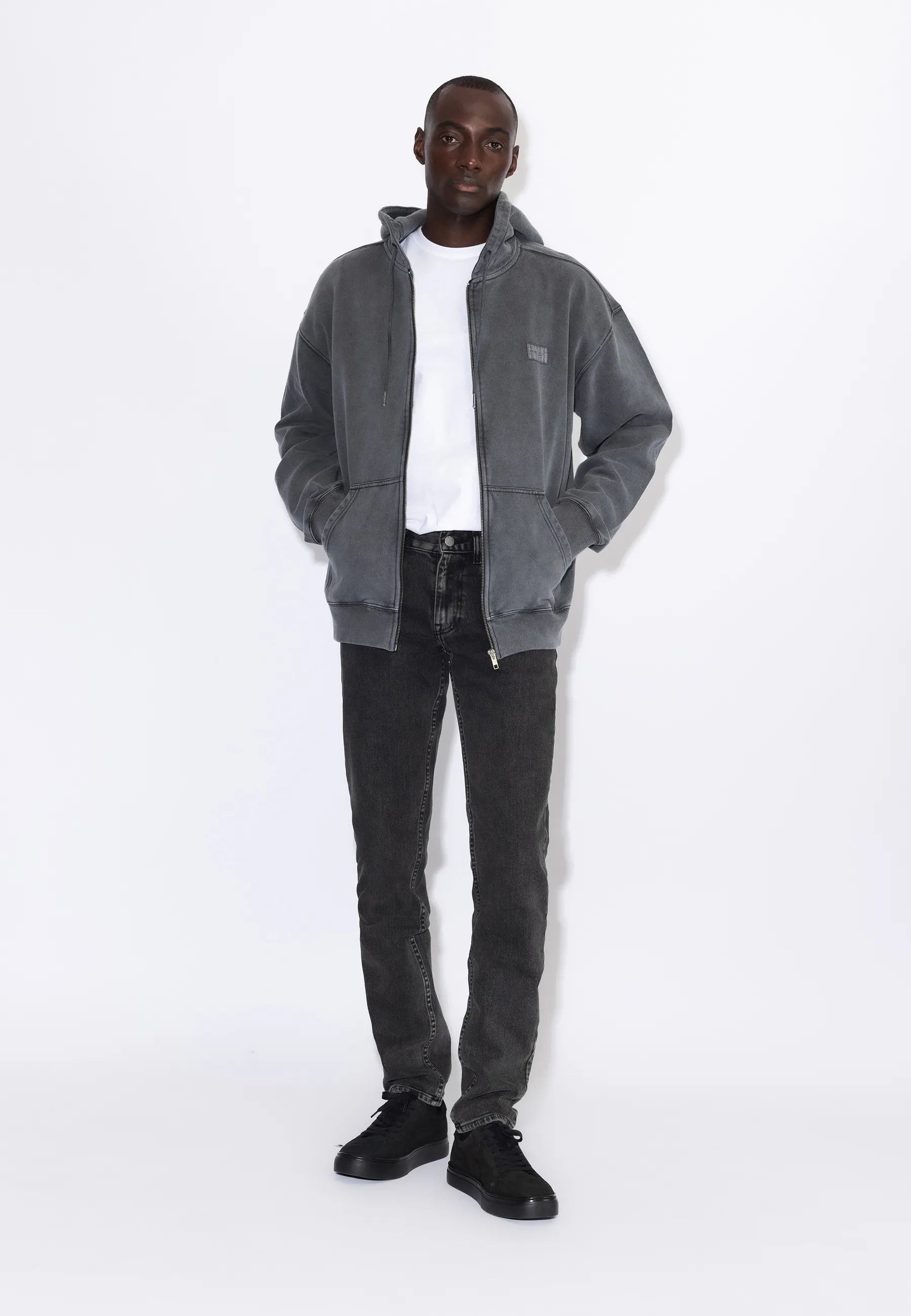 2610117L62_DrDenim_PypeSlim_TarAgedBlack_Main_M1_3