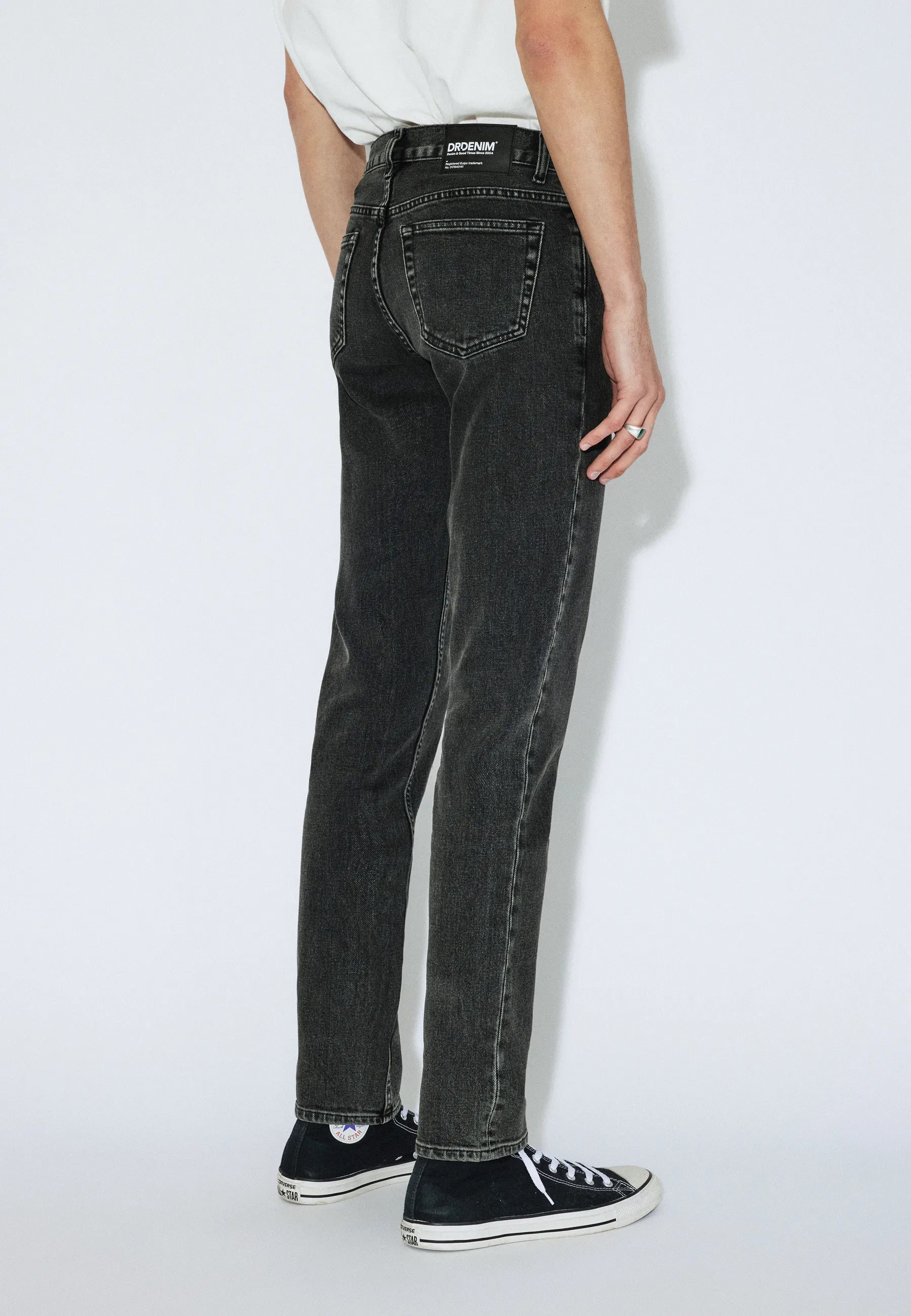 2610117L62_DrDenim_PypeSlim_TarAgedBlack_Main_M4_1