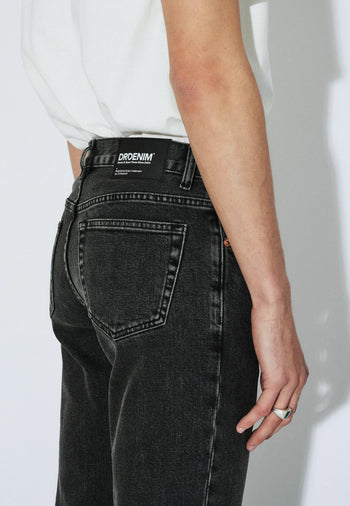 2610117L62_DrDenim_PypeSlim_TarAgedBlack_Main_M5_2