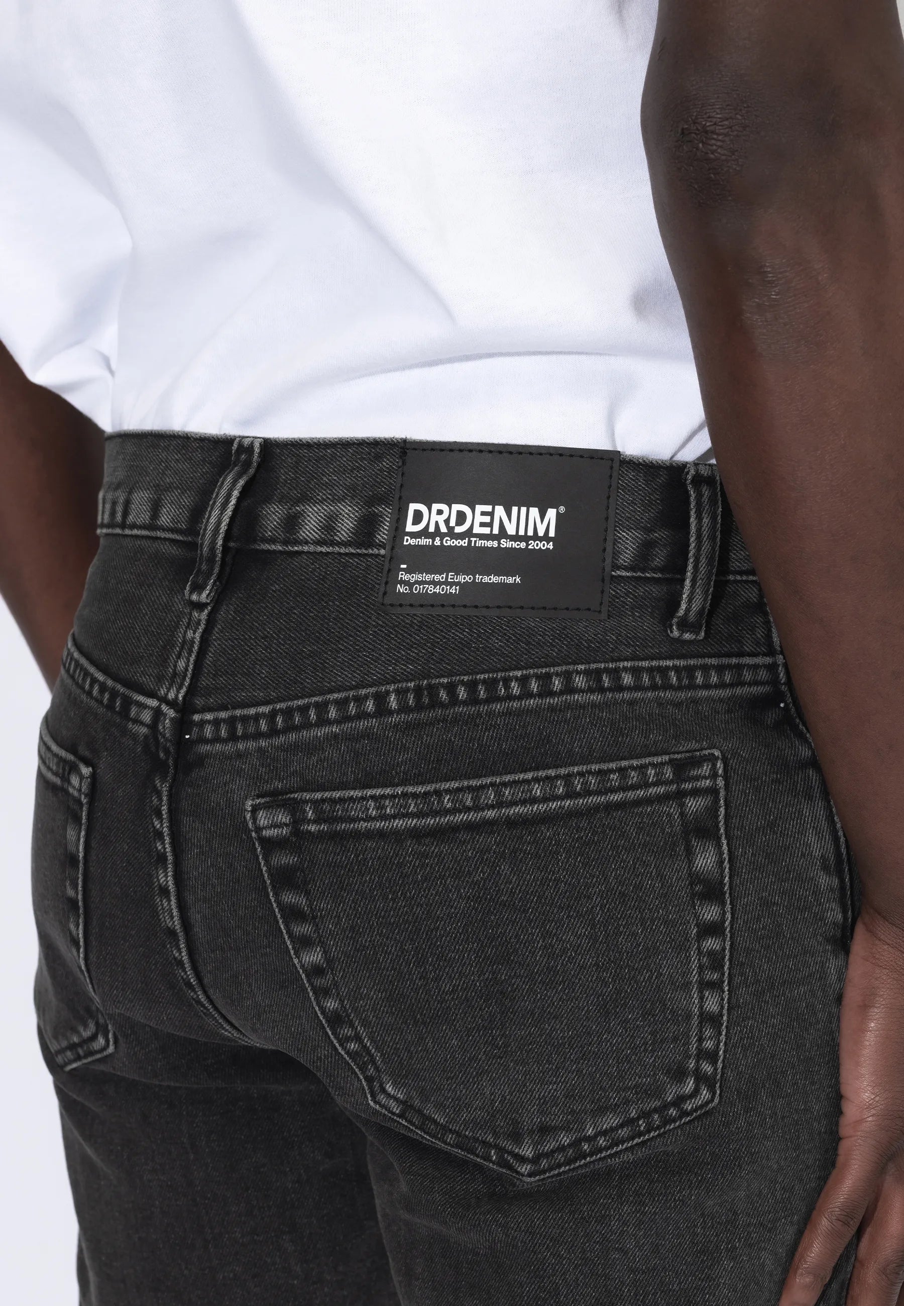 2610117L62_DrDenim_PypeSlim_TarAgedBlack_Main_M5_2