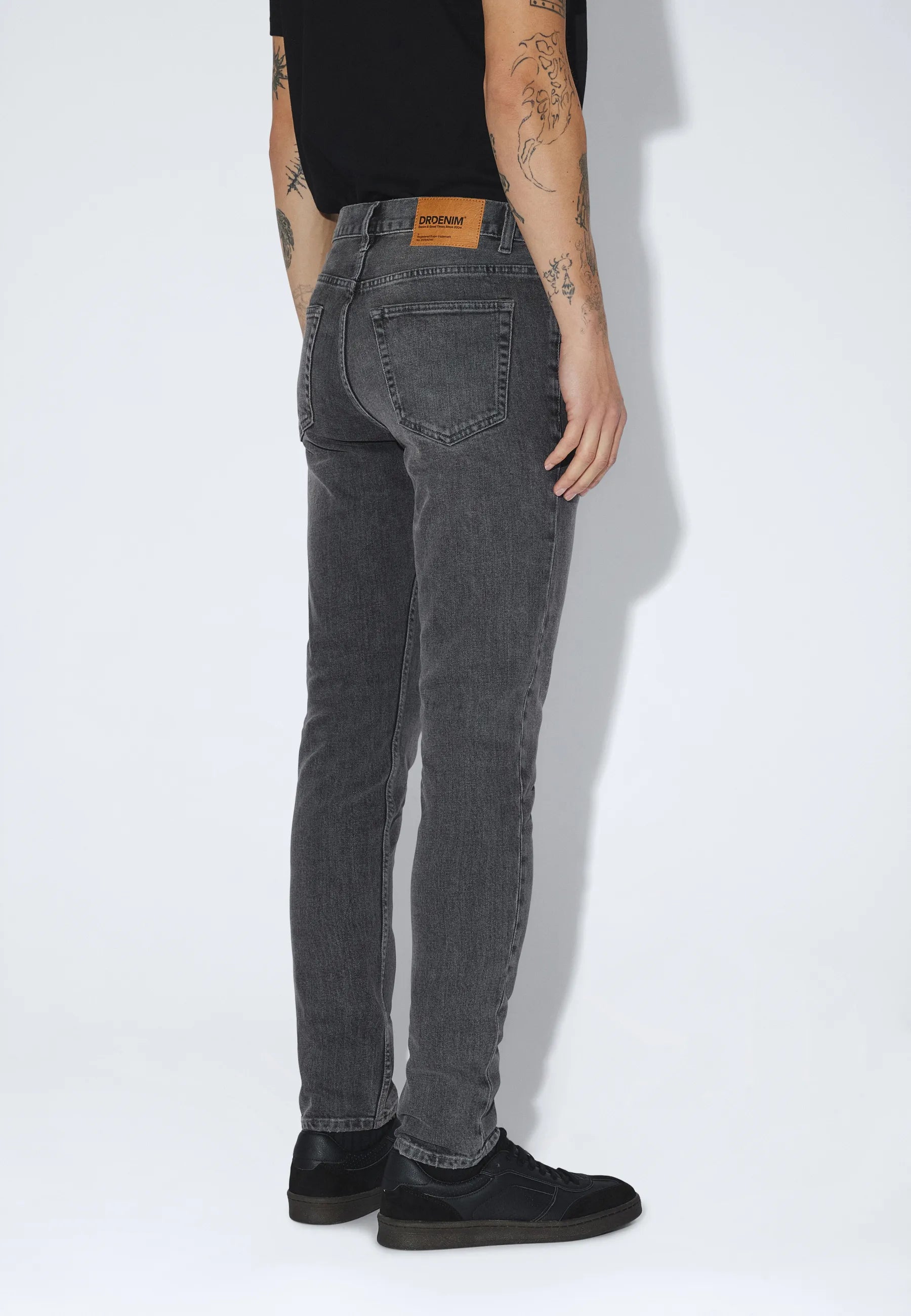 2610117L66_DrDenim_PypeSlim_TarMidGreyUsed_main_M4_1
