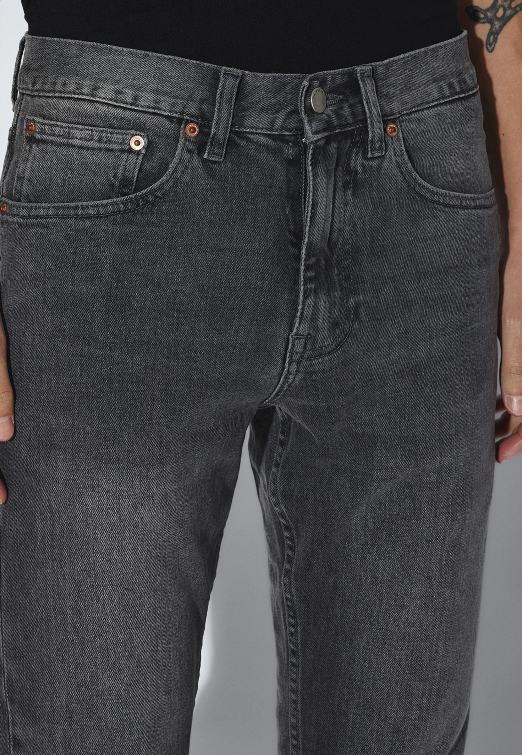 2610117L66_DrDenim_PypeSlim_TarMidGreyUsed_main_M5_1