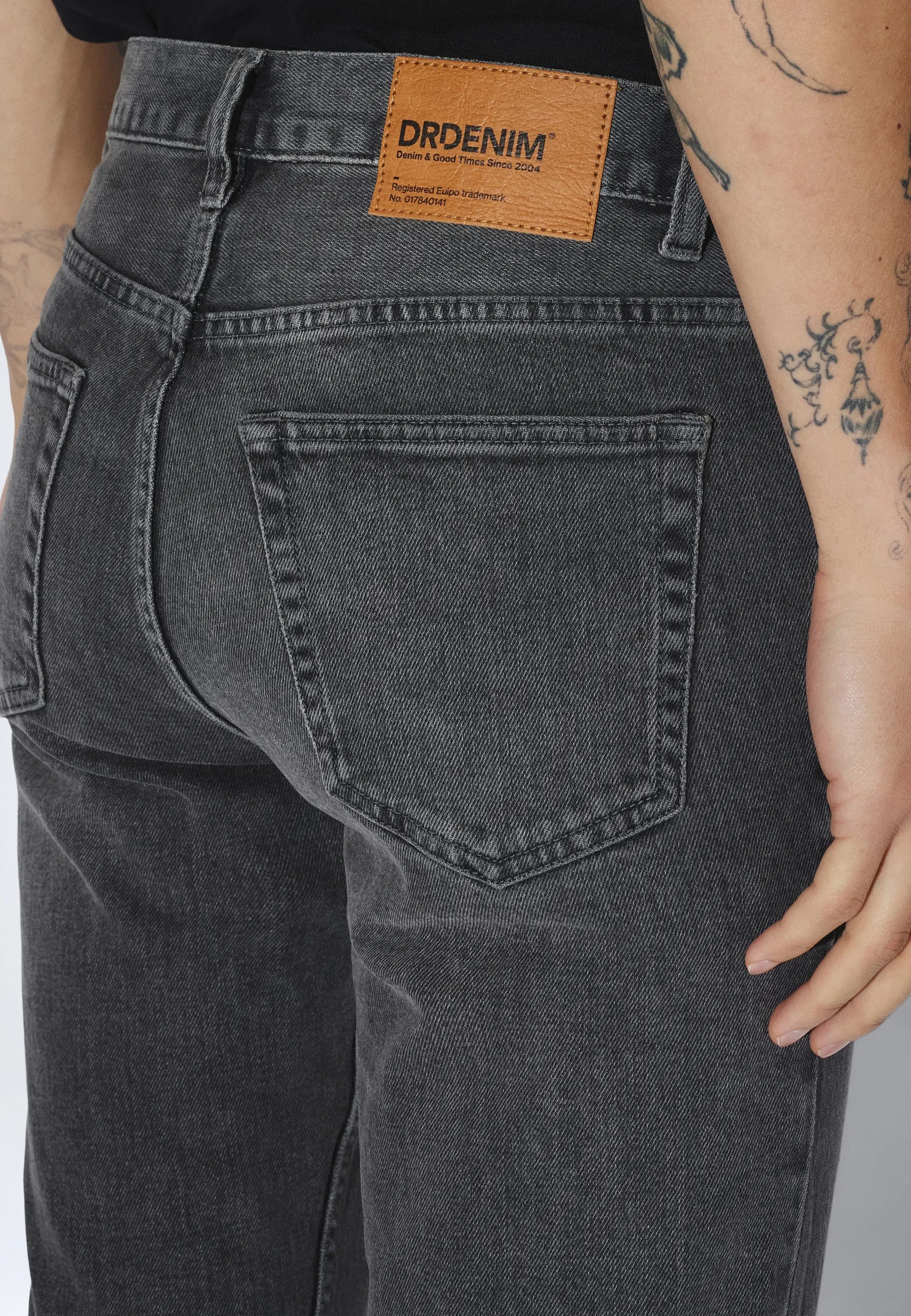 2610117L66_DrDenim_PypeSlim_TarMidGreyUsed_main_M5_2