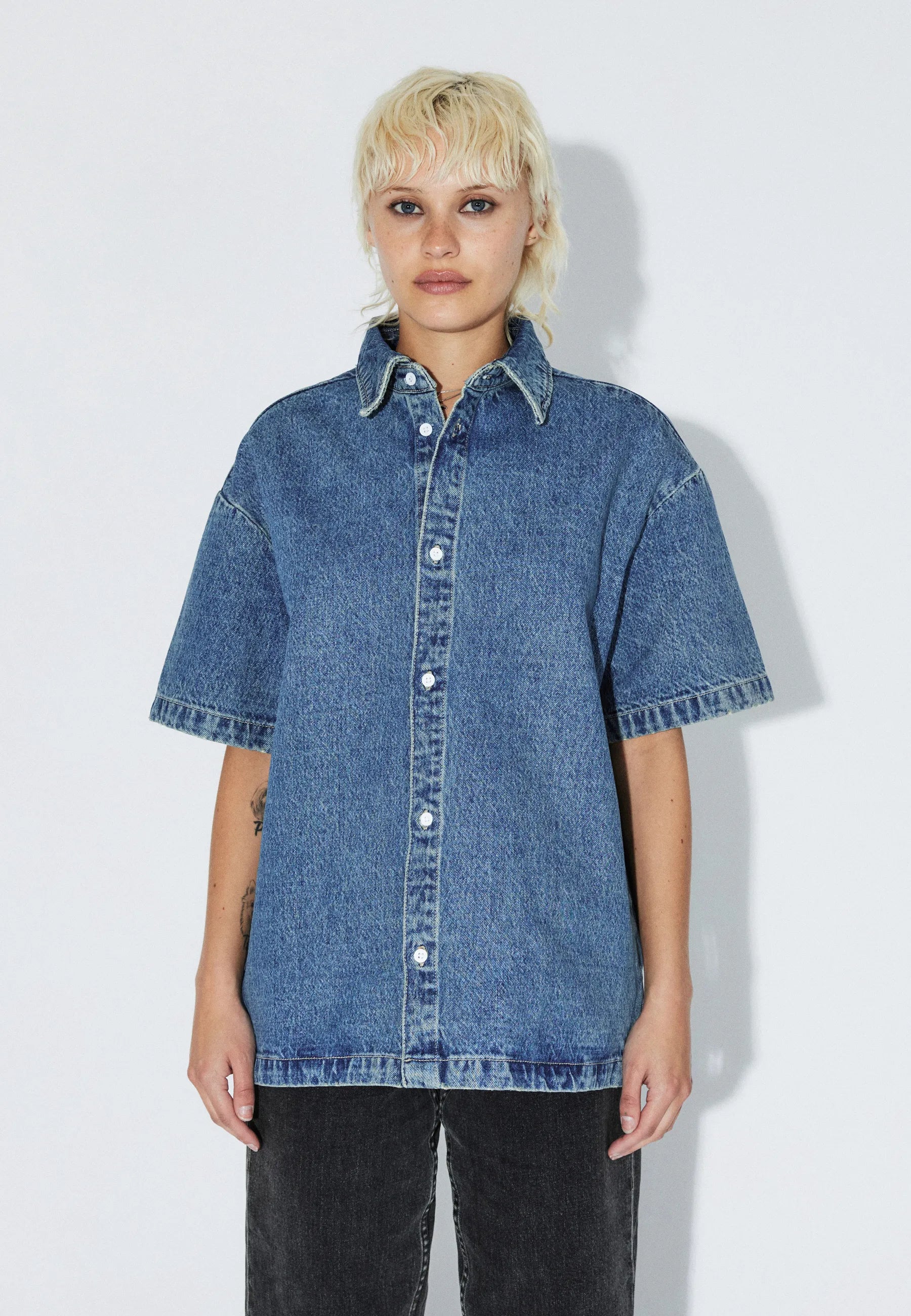 2611101M02_DrDenim_KyeShirt_DriftSkyUsed_Main_W3_1