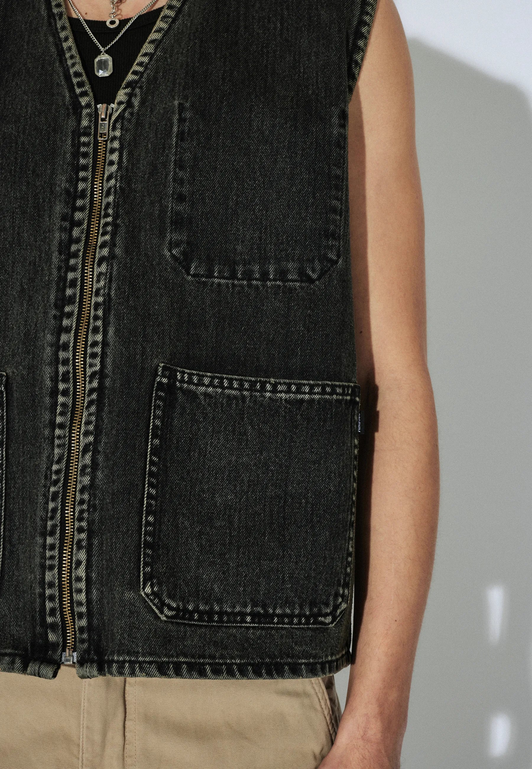 2611106V60_DrDenim_EnverWorkerVest_AgedBlack_Main_M5_2