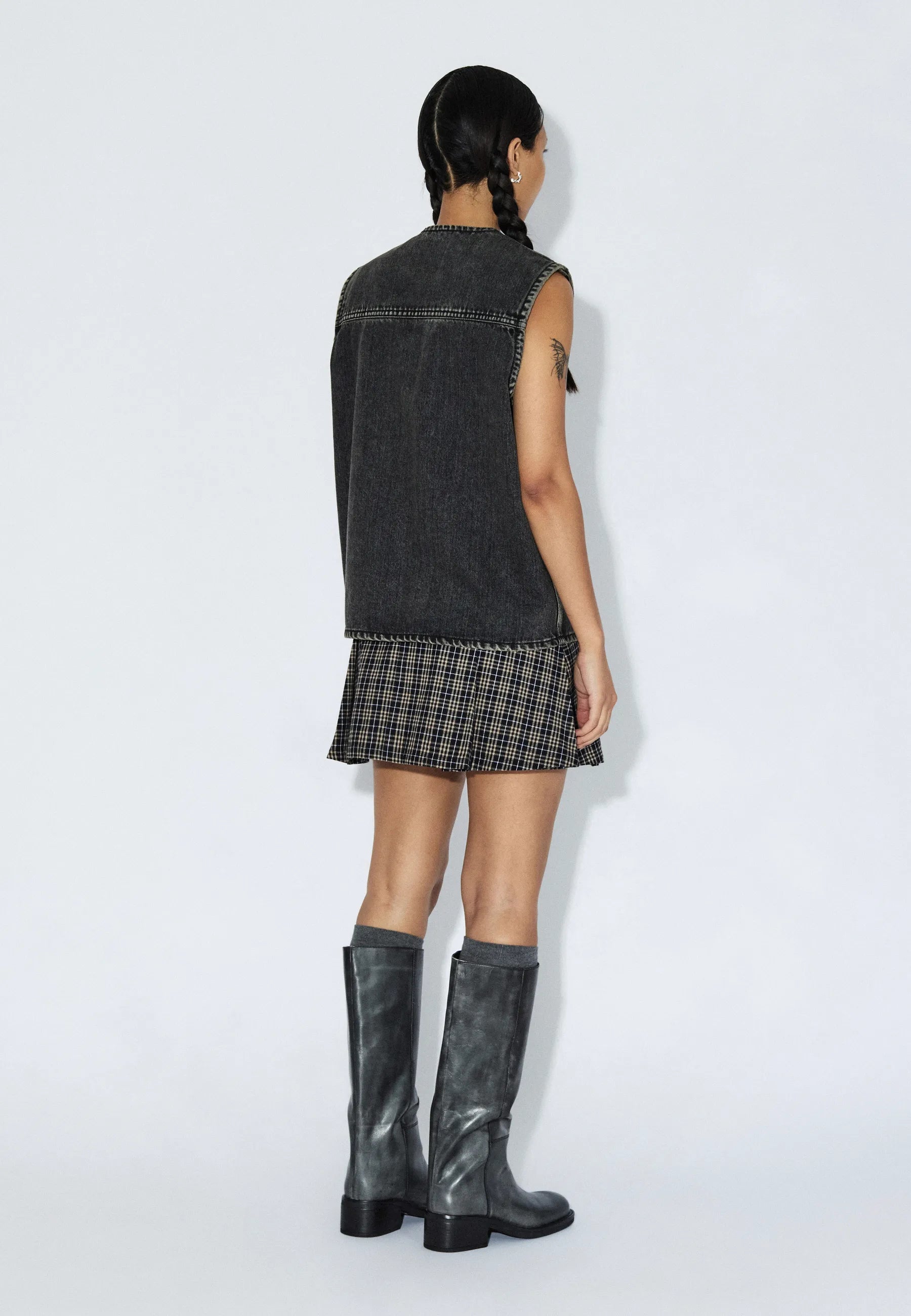 2611106V60_DrDenim_EnverWorkerVest_AgedBlack_Main_W2_1