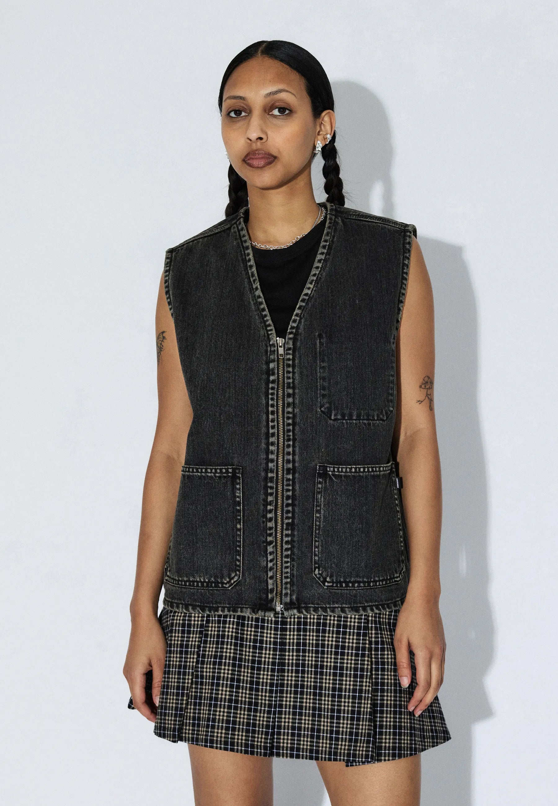 2611106V60_DrDenim_EnverWorkerVest_AgedBlack_Main_W3_2