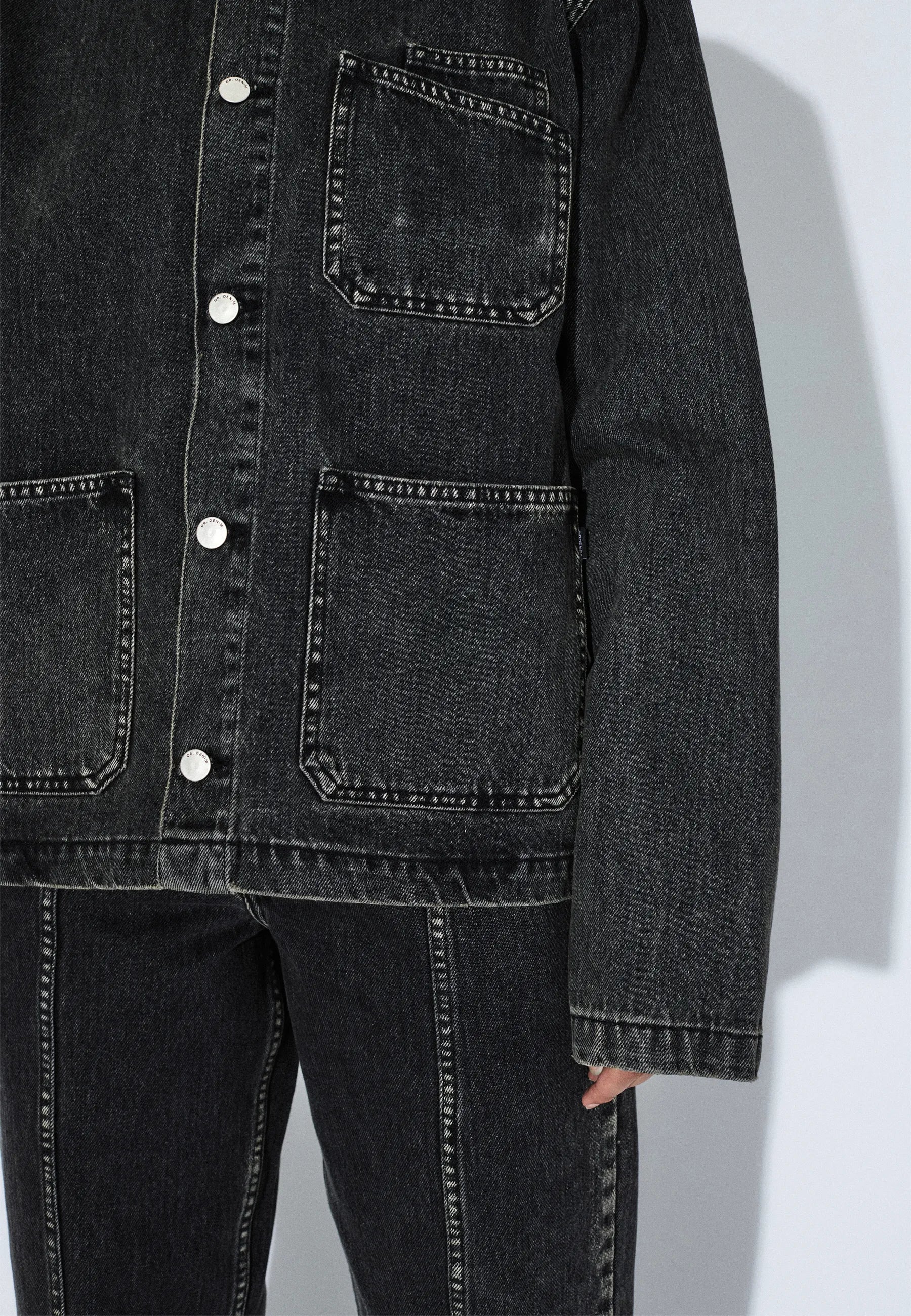 2611107V60_DrDenim_EvonWorkerJacket_AgedBlack_Main_W5_2