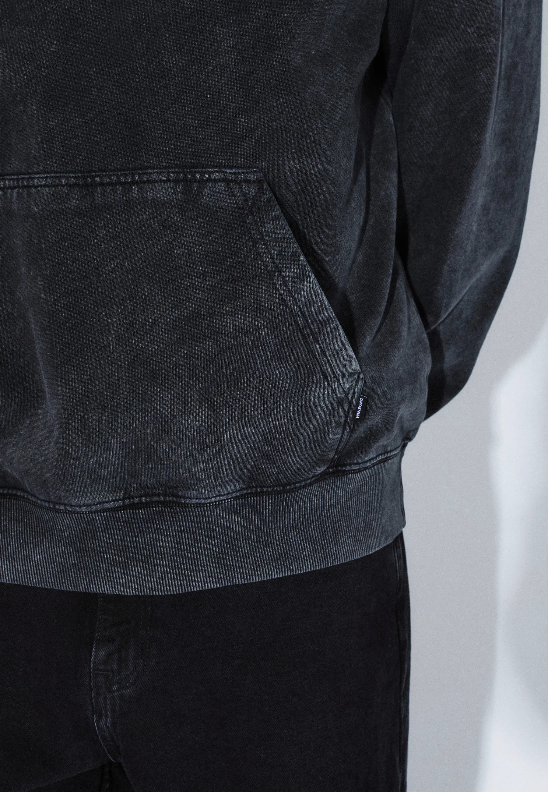 2611112BG4_DrDenim_AidenHoodie_WashedBlackUtopia_Main_M5_2