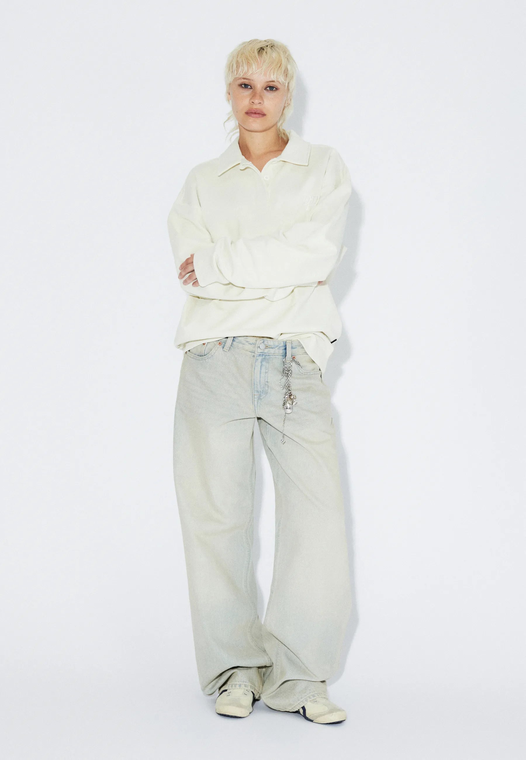 2611113BG5_DrDenim_BradyCollarSweatshirt_EcruMono_Main_W1_2