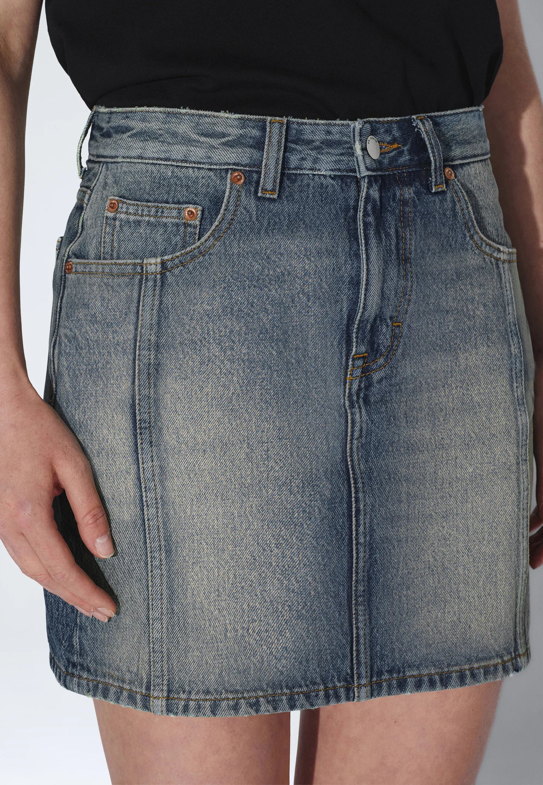 2630103L99_DrDenim_ElliSkirt_StreamMidAged_main_W5_1