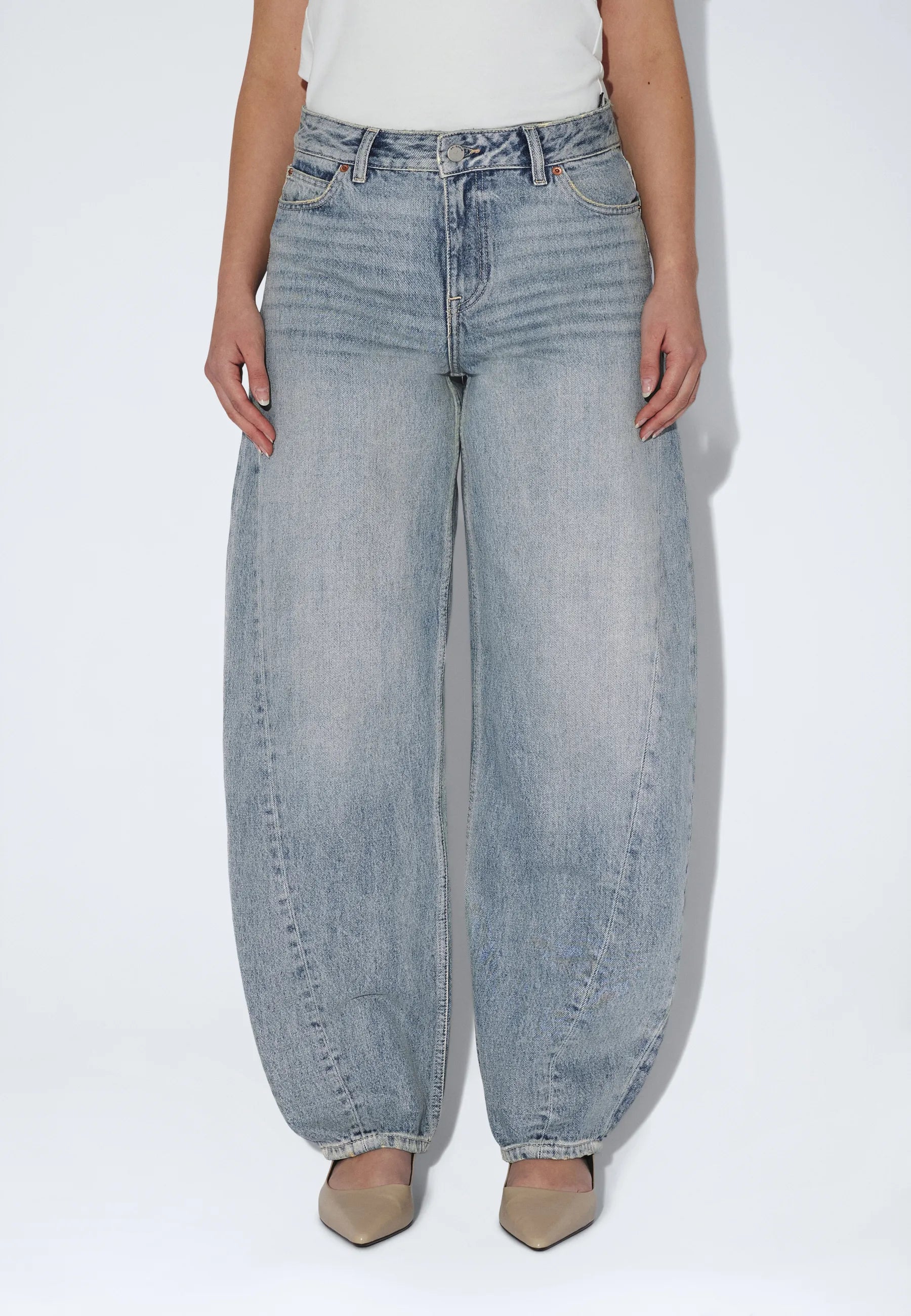 2630104M01_DrDenim_NanciMidBarellSeam_DriftLightUsed_main_W3_1
