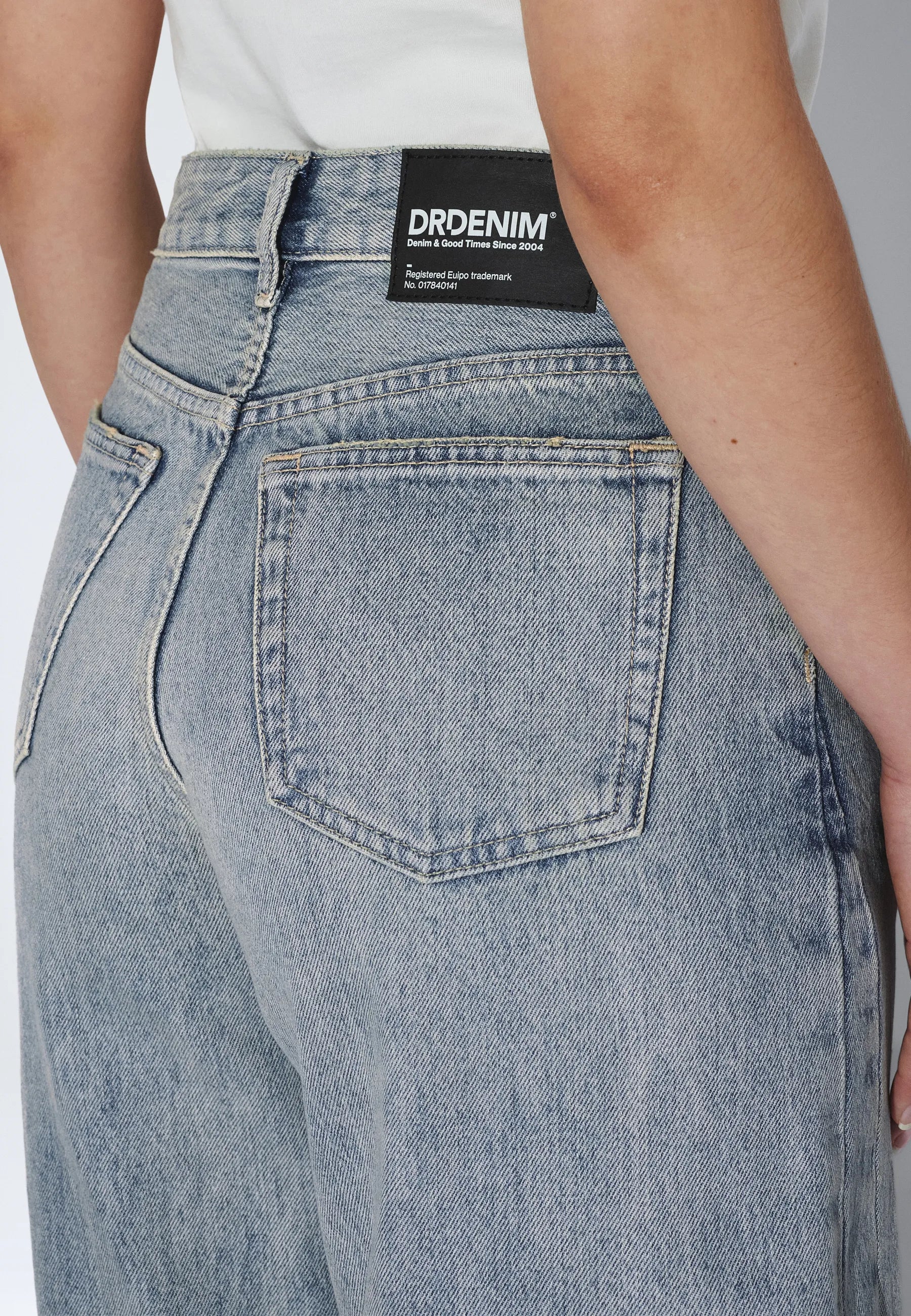 2630104M01_DrDenim_NanciMidBarrelSeam_DriftLightUsed_main_W5_2