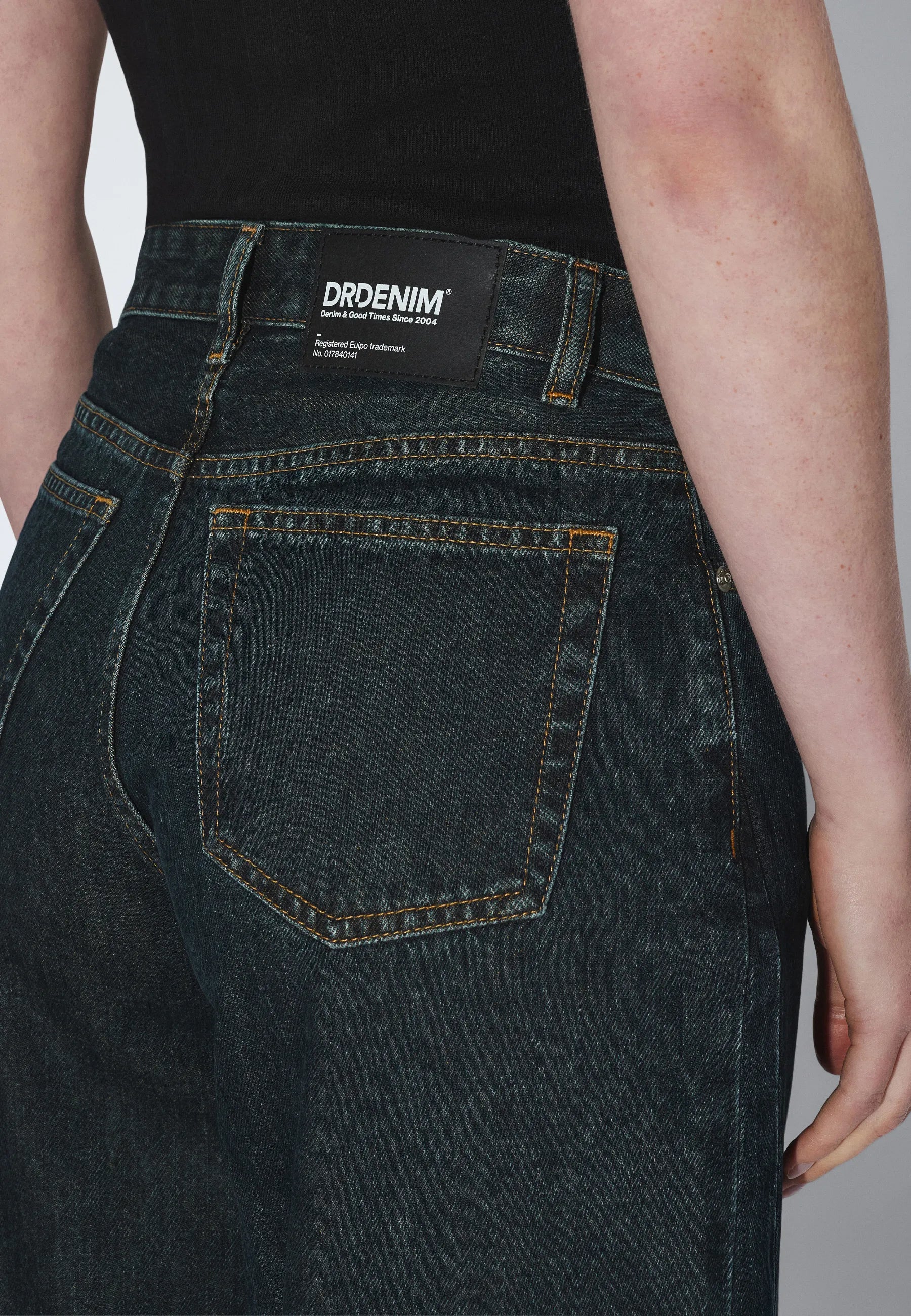 2630104M22_DrDenim_NanciMidBarrelSeam_KodiakDarkRetro_main_W5_2