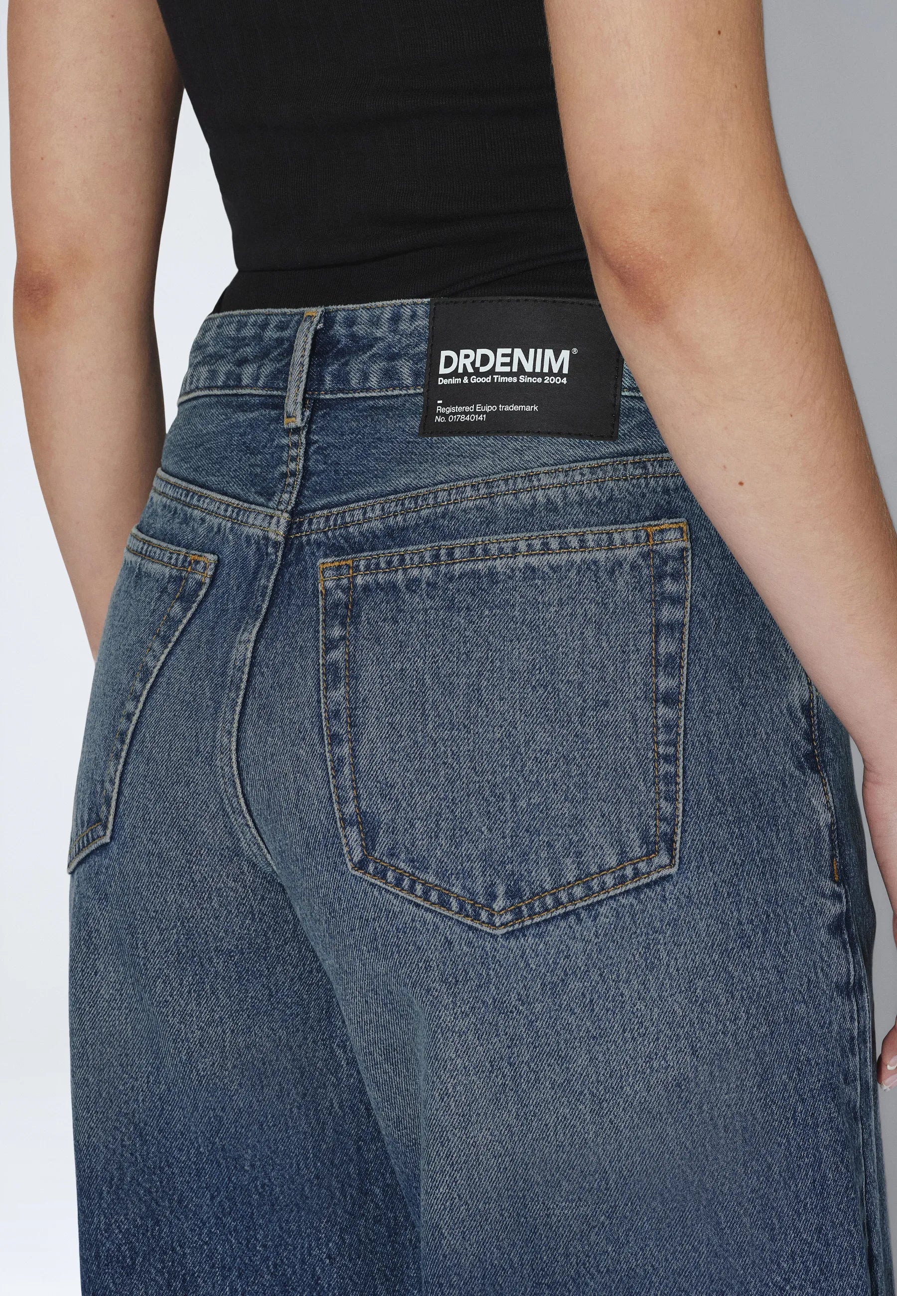 2630104M37_DrDenim_NanciMidBarrelSeam_StreamMidFadeDirt_main_W5_2